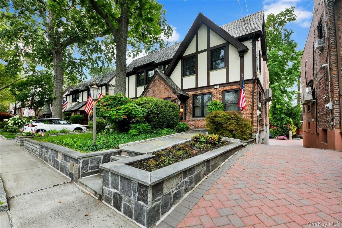 1904 Tenbroeck Avenue, New York, NY, 3 Bedrooms Bedrooms, 11 Rooms Rooms,2 BathroomsBathrooms,Residential,For Rent,Tenbroeck,0,1034068 1904 Tenbroeck Avenue, New York, NY, 3 Bedrooms Bedrooms, 11 Rooms Rooms,2 BathroomsBathrooms,Residential,For Rent,Tenbroeck,0,1034068