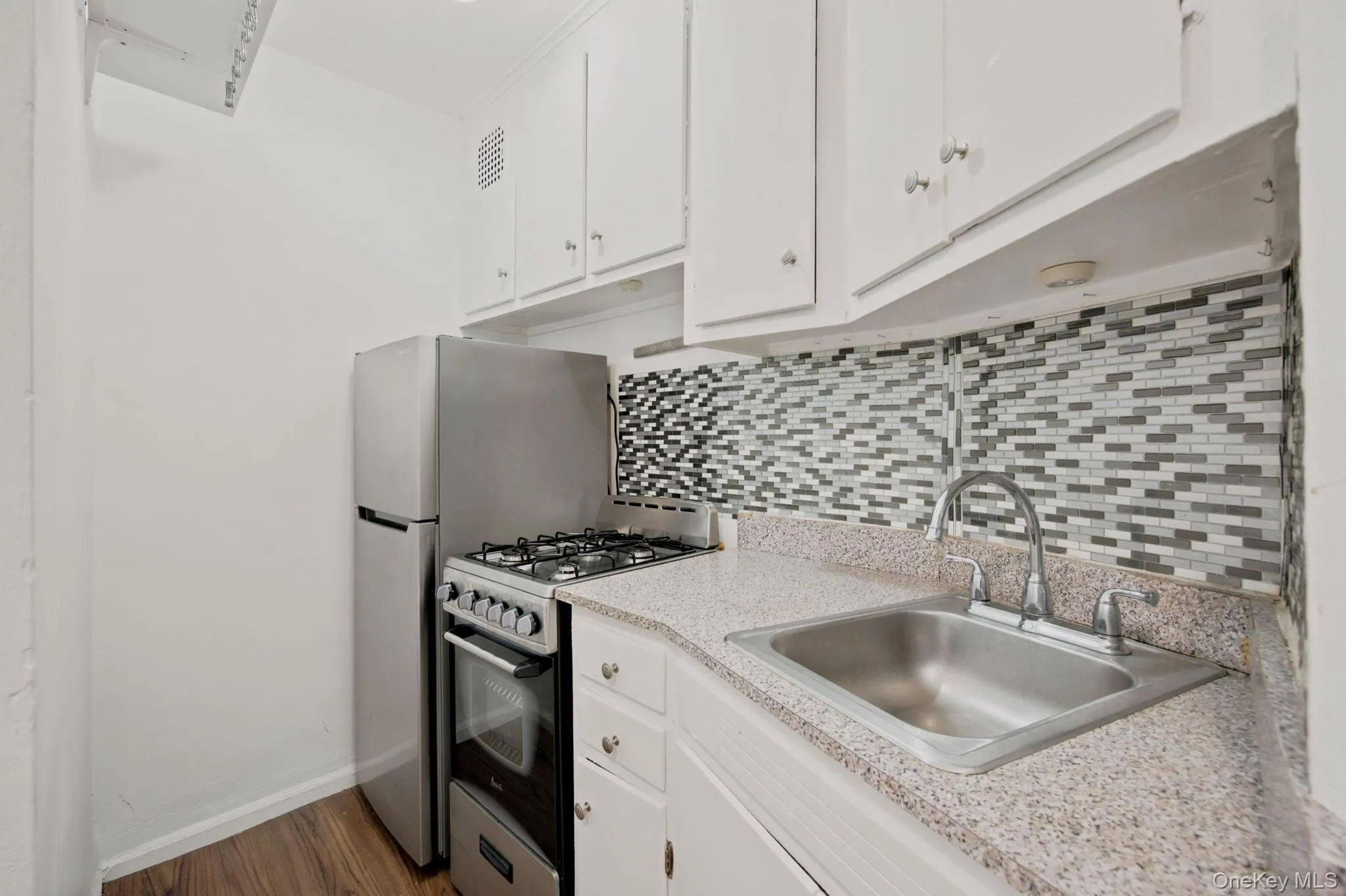 50-22 40th Street, New York, NY, 3 Rooms Rooms,1 BathroomBathrooms,Residential,For Rent,40th,0,1034127 50-22 40th Street, New York, NY, 3 Rooms Rooms,1 BathroomBathrooms,Residential,For Rent,40th,0,1034127