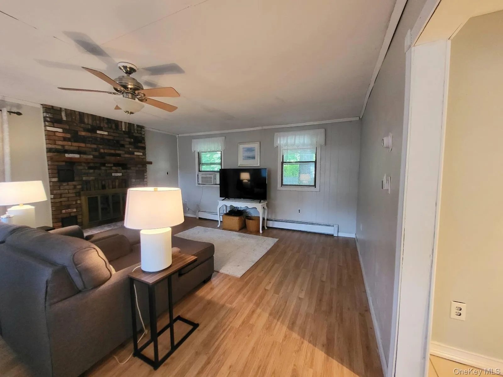 Spacious family room! Spacious family room!