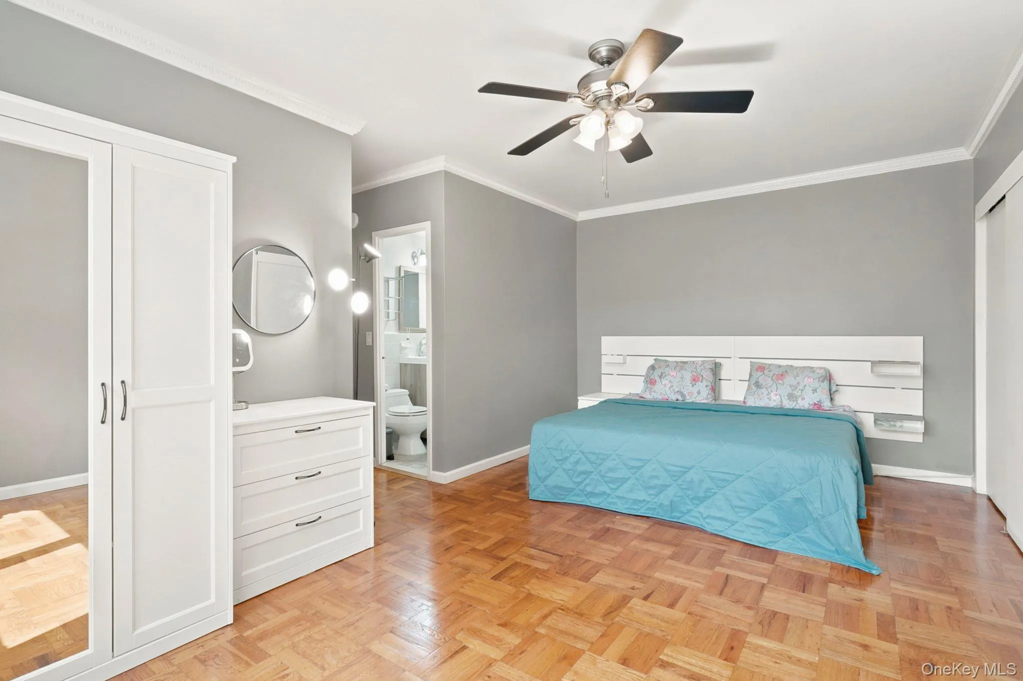 Large main bedroom with en-suite bathroom. Large main bedroom with en-suite bathroom.