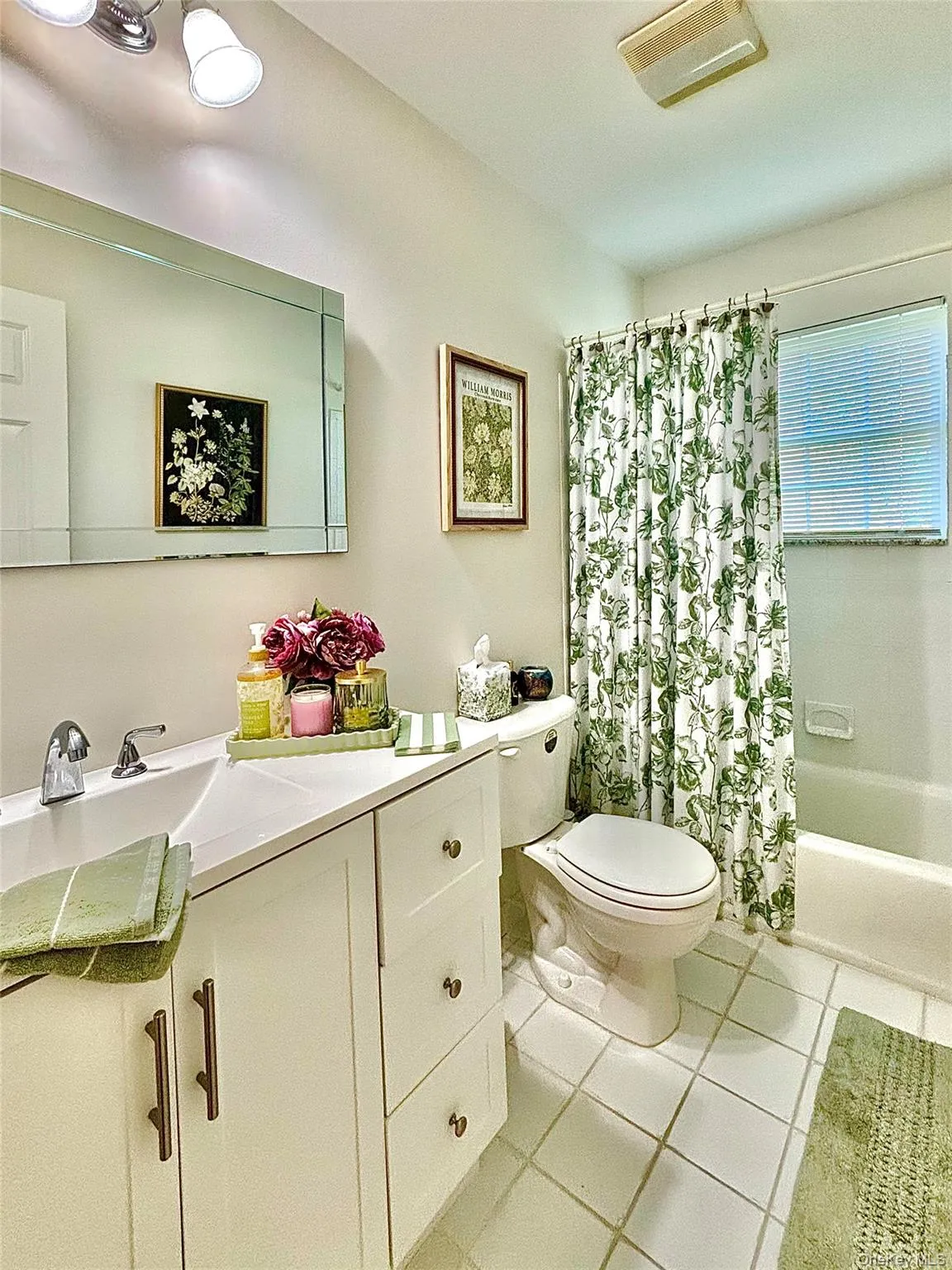 Hall bathroom with tub/shower Hall bathroom with tub/shower