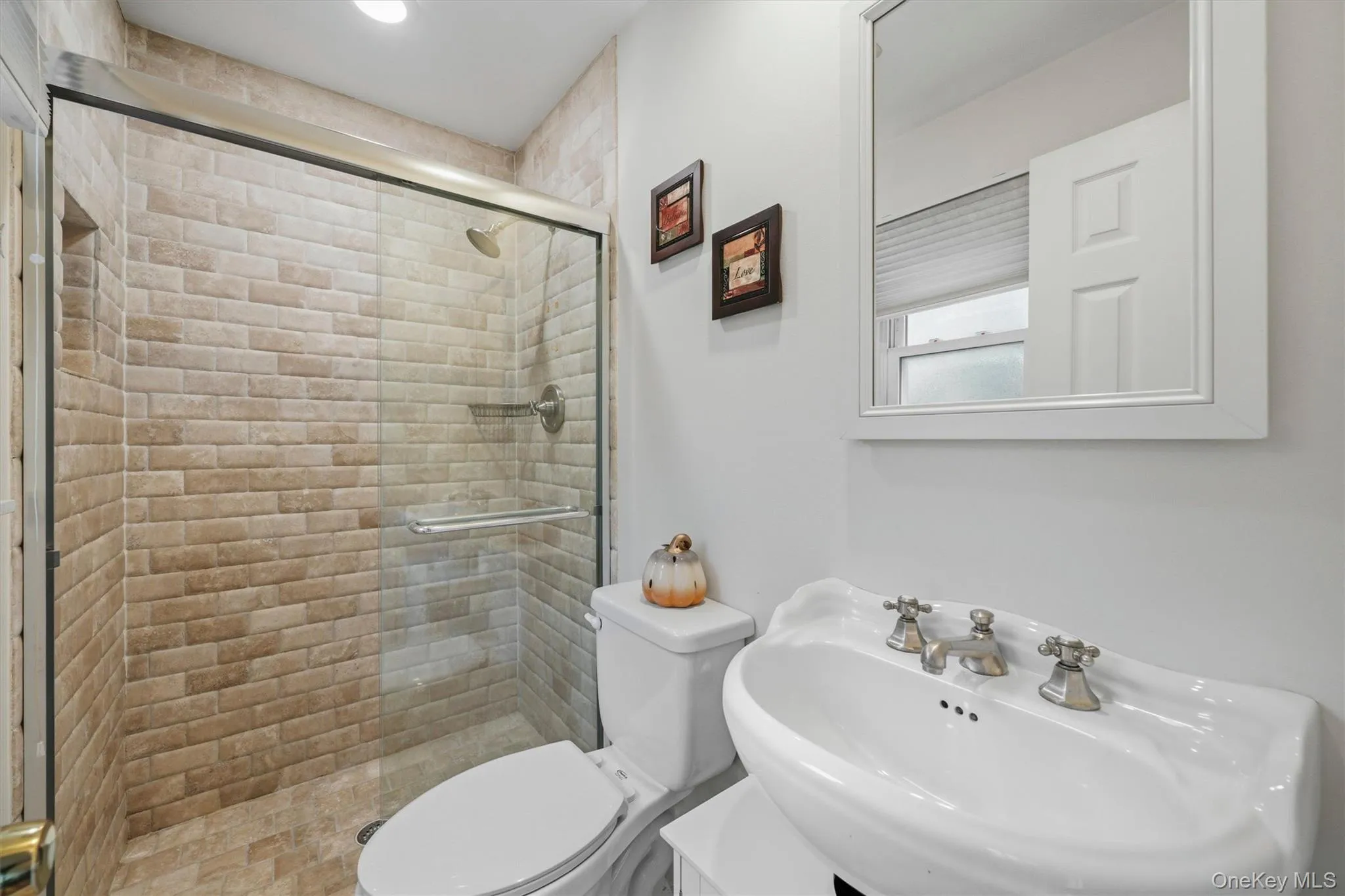 Upper Level Bath 2 Upper Level Bath 2