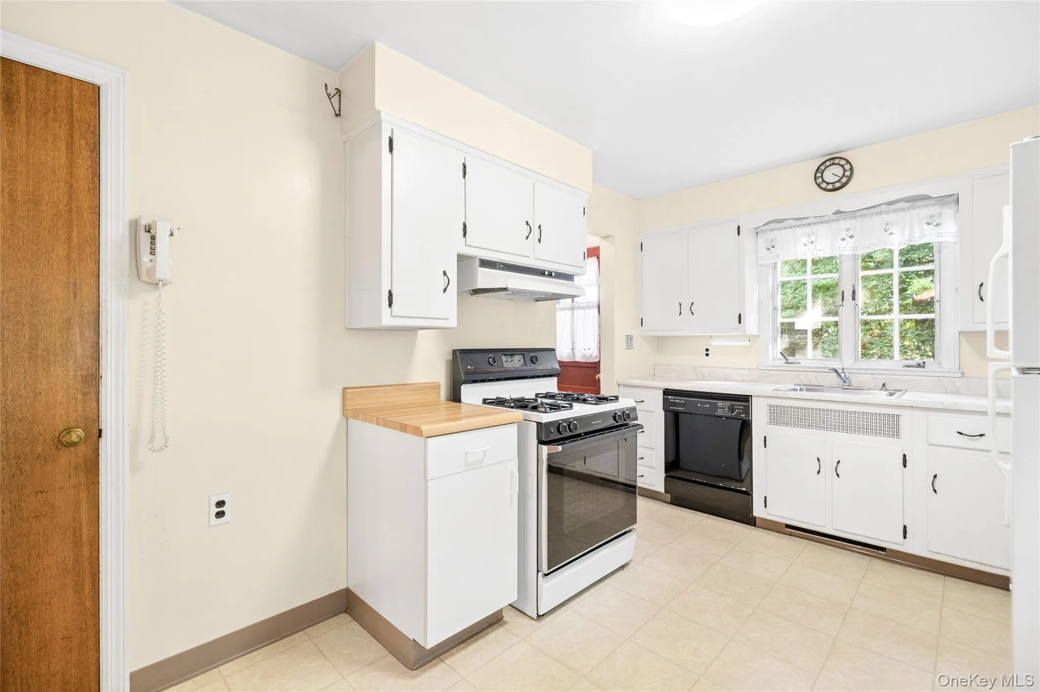 31 Briarwood Drive, Clarkstown, NY, 3 Bedrooms Bedrooms, 6 Rooms Rooms,1 BathroomBathrooms,Residential,For Rent,Briarwood,0,1034246 31 Briarwood Drive, Clarkstown, NY, 3 Bedrooms Bedrooms, 6 Rooms Rooms,1 BathroomBathrooms,Residential,For Rent,Briarwood,0,1034246