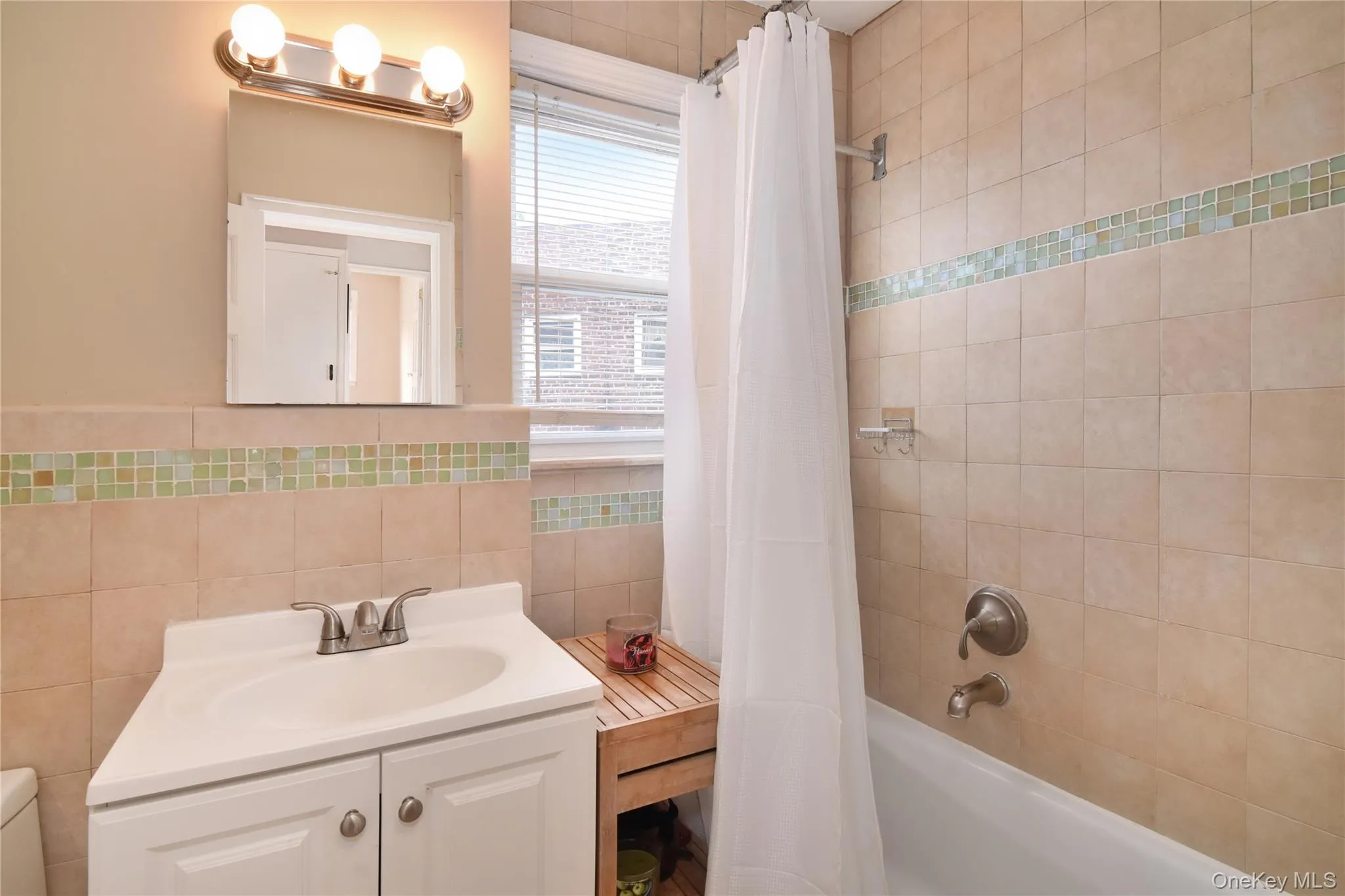 Tastefully updated bathroom Tastefully updated bathroom