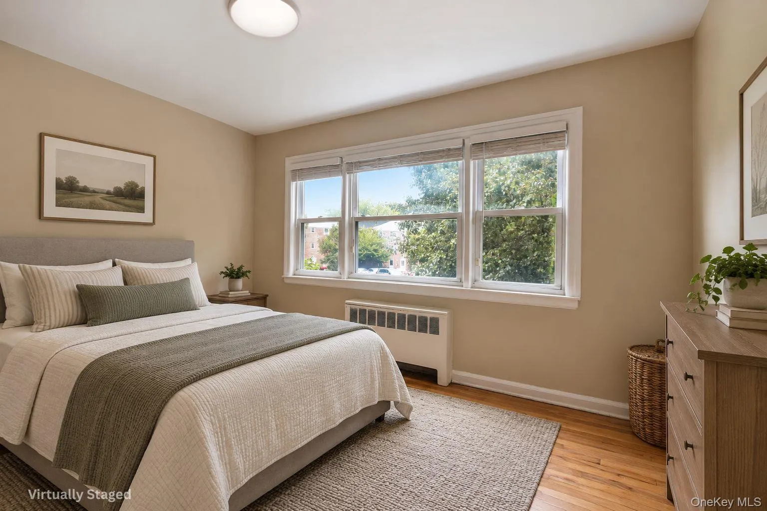 Great size second bedroom/den/office with large window. Virtually staged Great size second bedroom/den/office with large window. Virtually staged