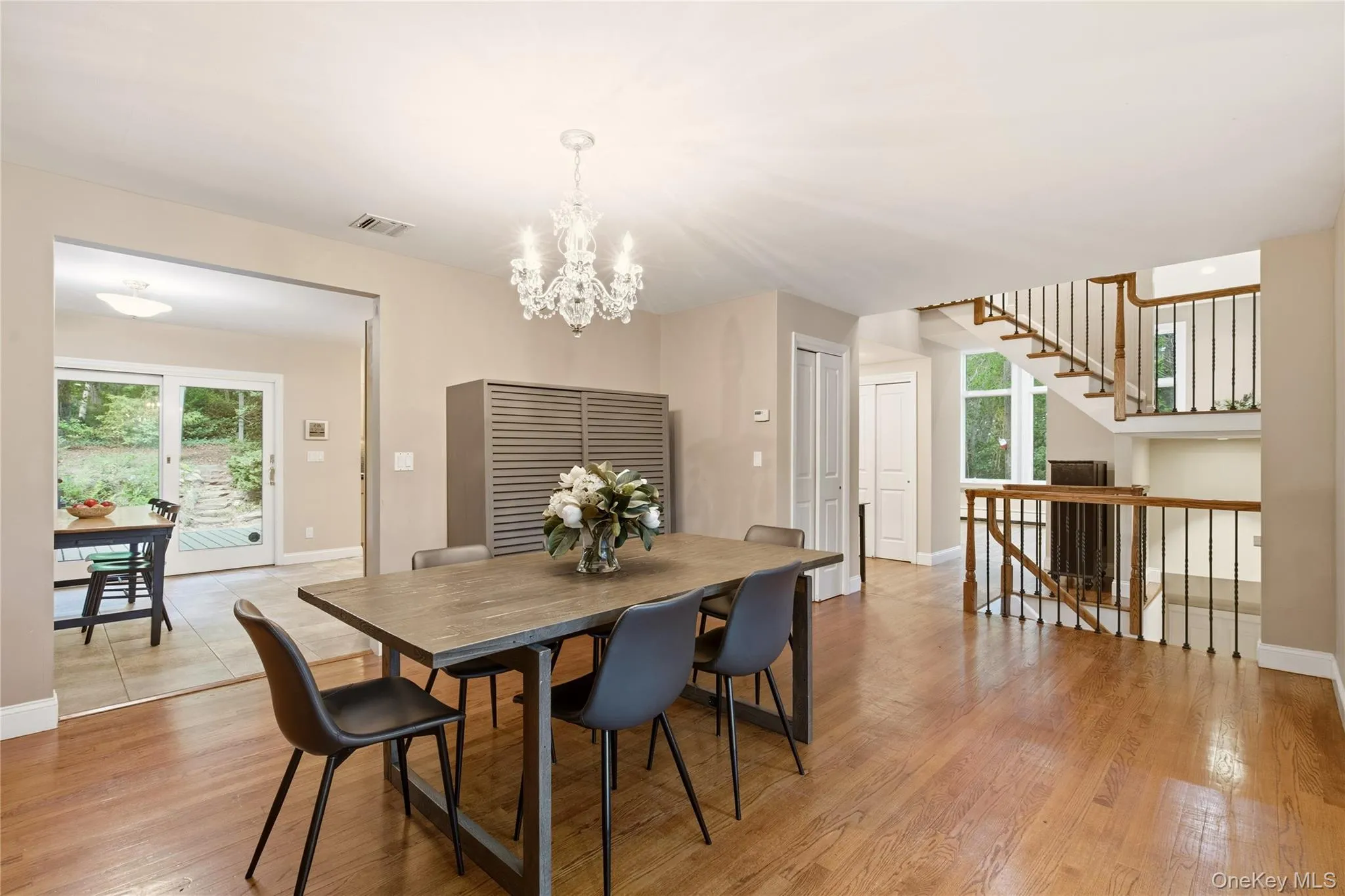 Effortless, Circular Flow from Living Room To Dining Room To Kitchen... Effortless, Circular Flow from Living Room To Dining Room To Kitchen...