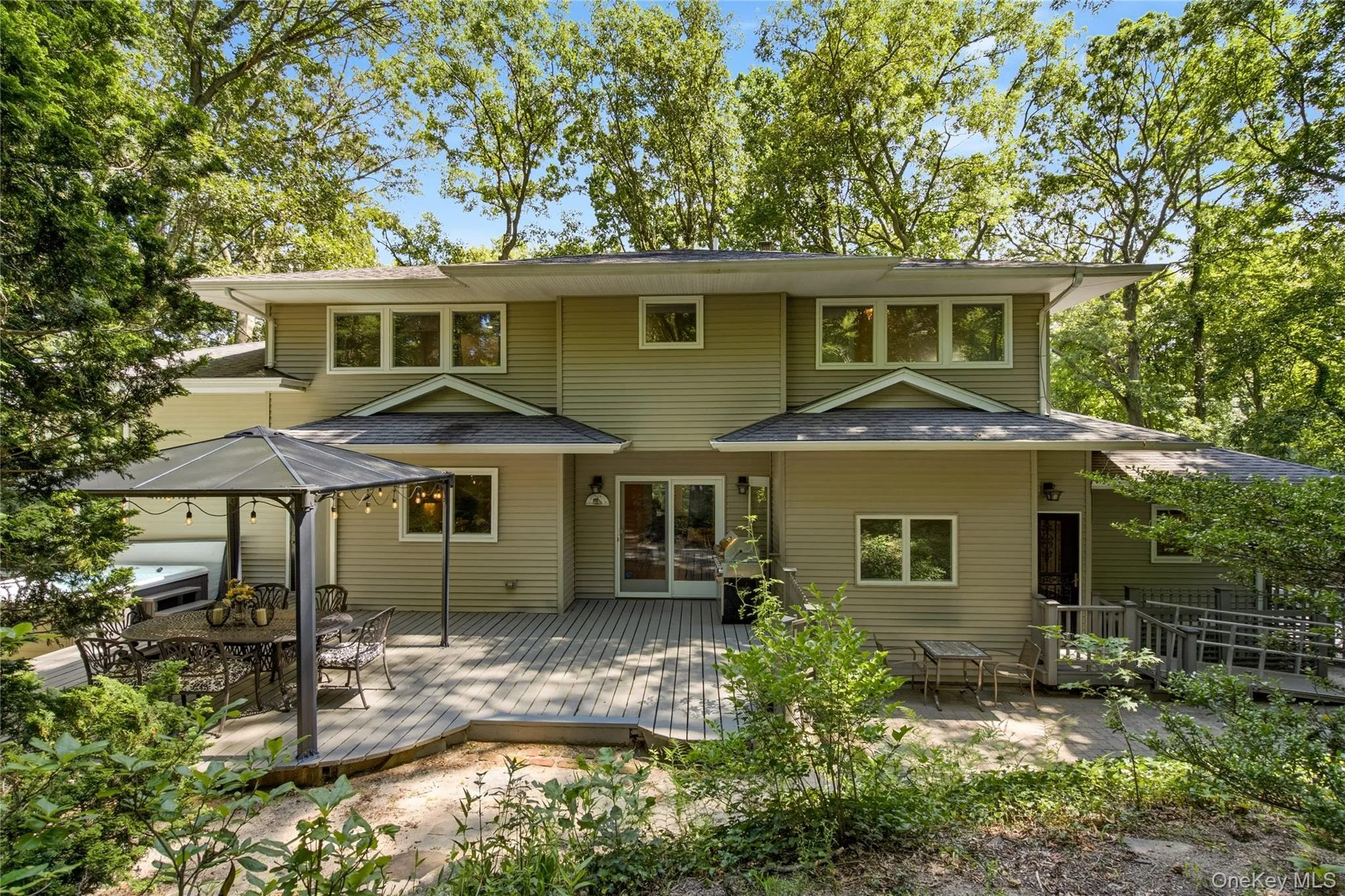 Beautiful, Modern Design, Outside and In Beautiful, Modern Design, Outside and In