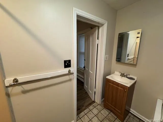 Other view of the bathroom. Other view of the bathroom.