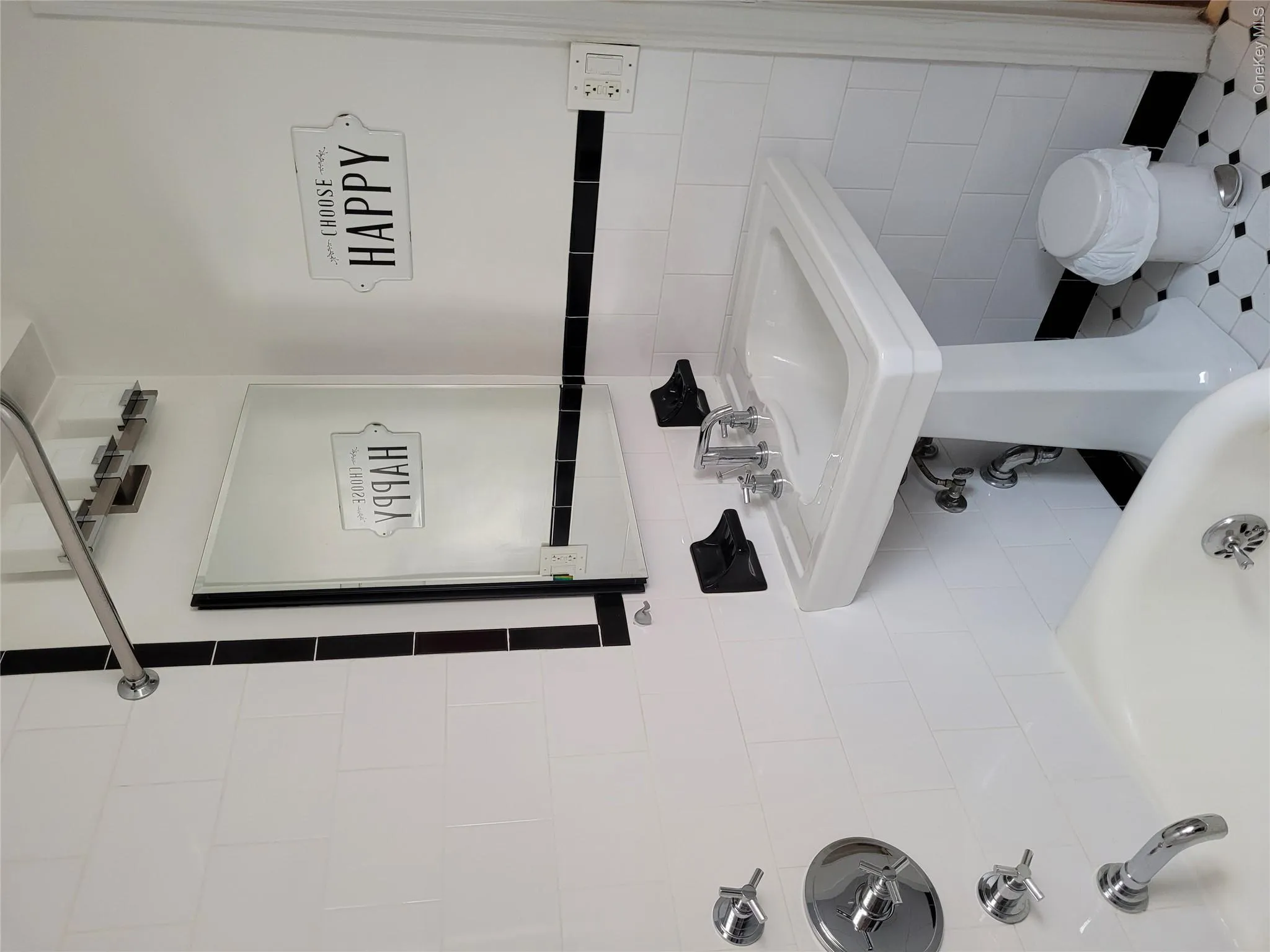 bathroom bathroom
