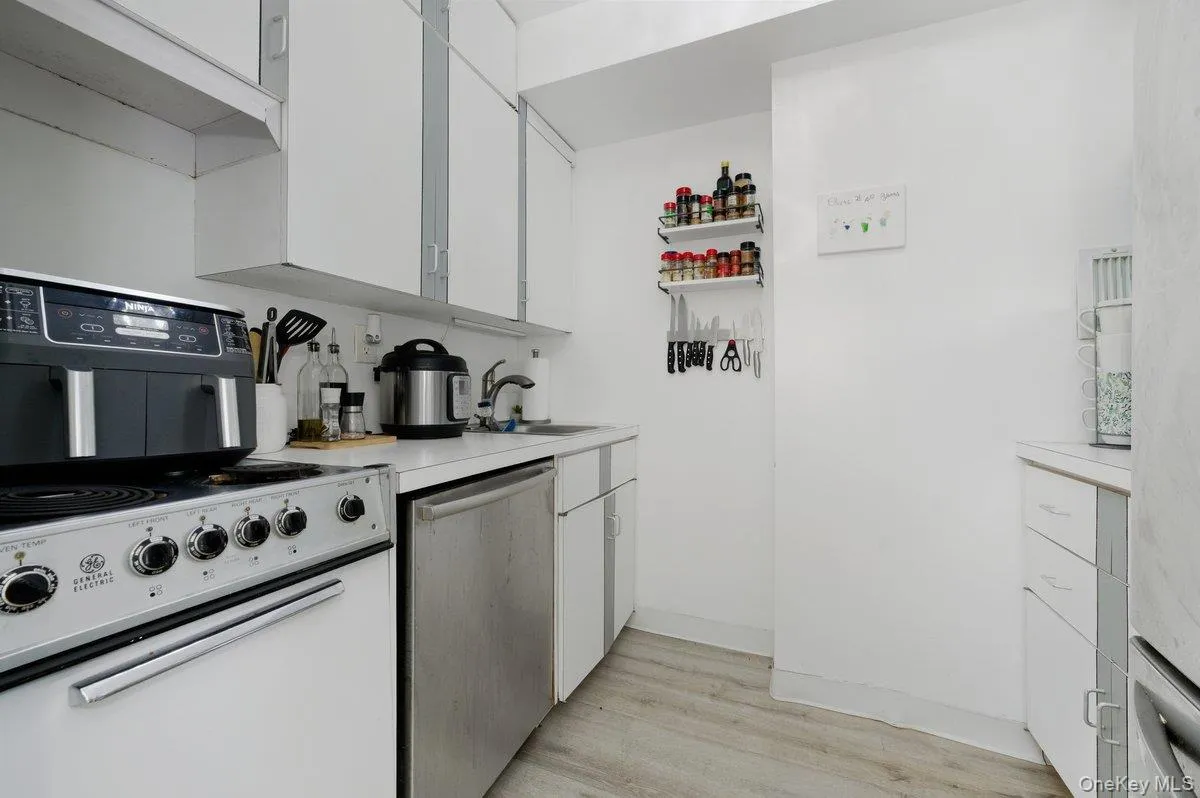 2 Richmond Road, Hempstead, NY, 2 Rooms Rooms,1 BathroomBathrooms,Residential,For Rent,Richmond,0,1034422 2 Richmond Road, Hempstead, NY, 2 Rooms Rooms,1 BathroomBathrooms,Residential,For Rent,Richmond,0,1034422