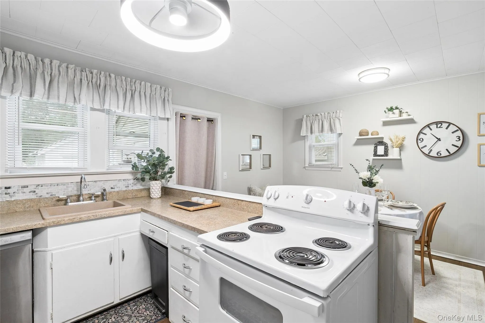 22 South Avenue, Smithtown, NY, 3 Bedrooms Bedrooms, 5 Rooms Rooms,2 BathroomsBathrooms,Residential,For Rent,South,0,1034437 22 South Avenue, Smithtown, NY, 3 Bedrooms Bedrooms, 5 Rooms Rooms,2 BathroomsBathrooms,Residential,For Rent,South,0,1034437