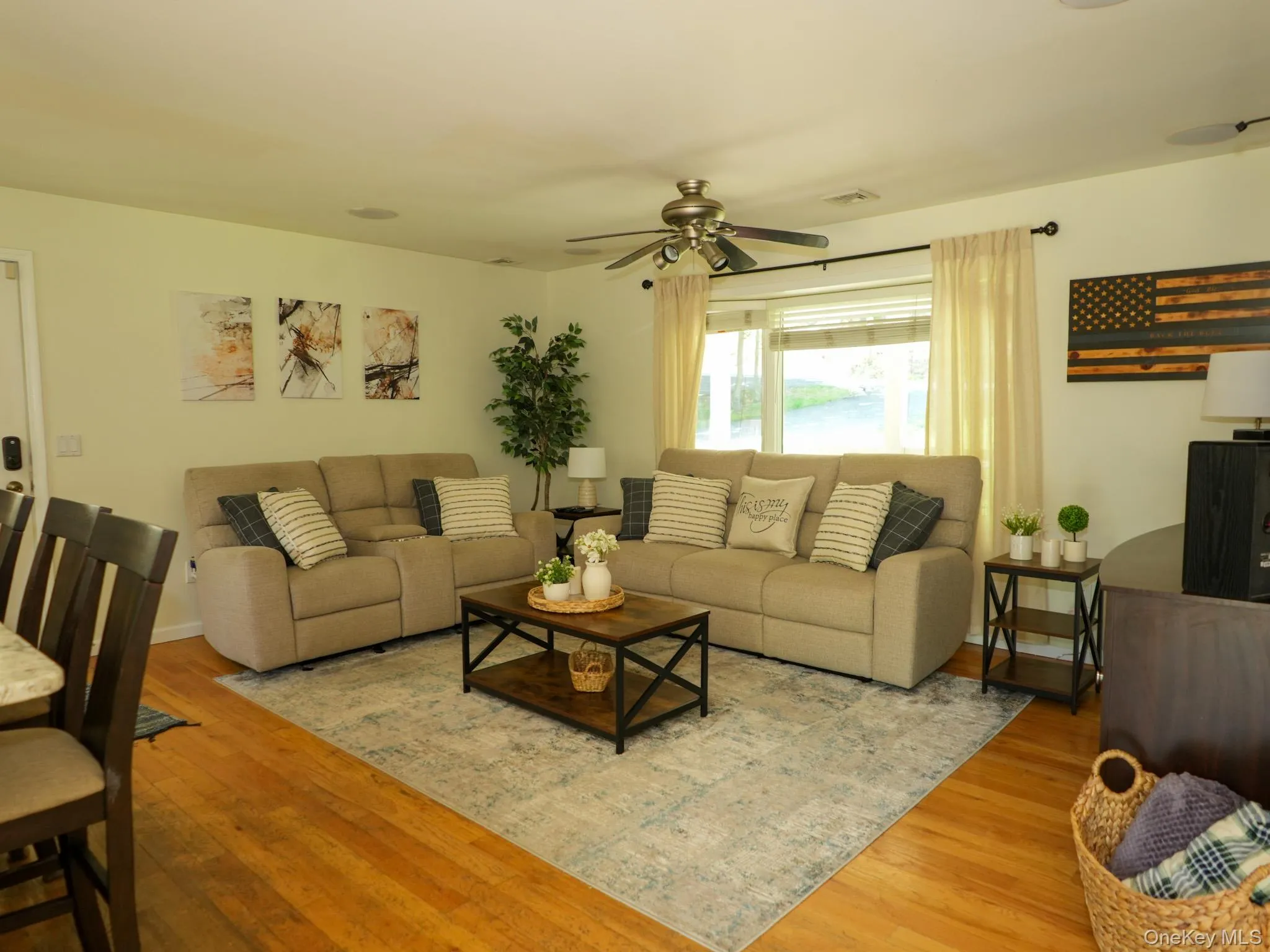 You instantly feel right at home in this adjoining Living room, conveniently located where family and friends gather. You instantly feel right at home in this adjoining Living room, conveniently located where family and friends gather.