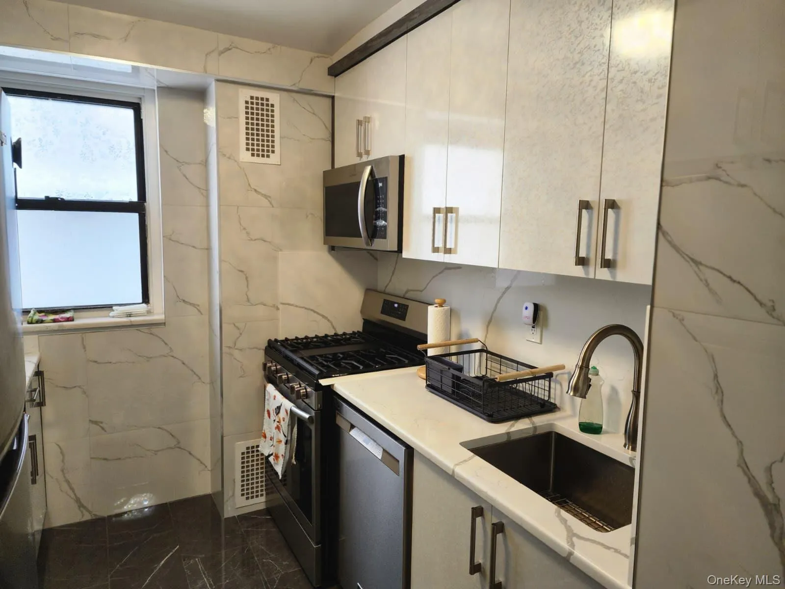61-25 98th Street, New York, NY, 3 Bedrooms Bedrooms, 6 Rooms Rooms,2 BathroomsBathrooms,Residential,For Rent,98th,0,1034460 61-25 98th Street, New York, NY, 3 Bedrooms Bedrooms, 6 Rooms Rooms,2 BathroomsBathrooms,Residential,For Rent,98th,0,1034460