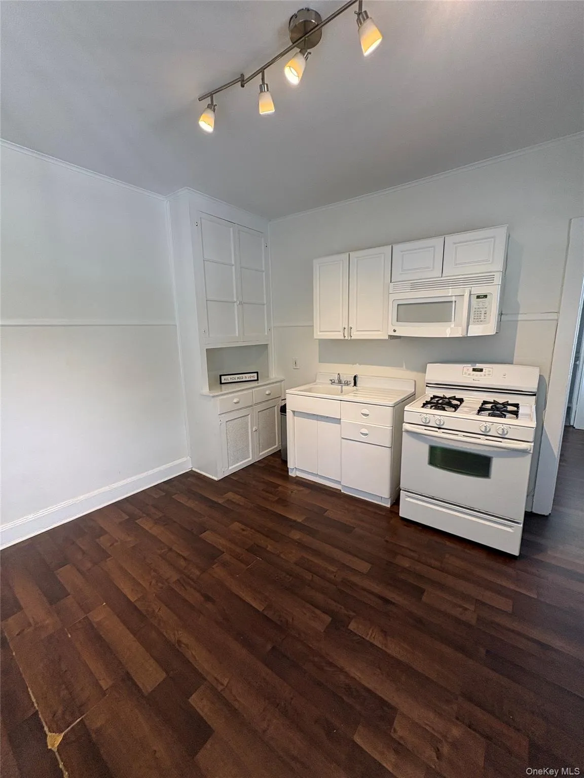 42 Pleasant Place, Eastchester, NY, 1 Bedroom Bedrooms, 2 Room Rooms,1 BathroomBathrooms,Residential Lease,For Rent,Pleasant,0,1034468 42 Pleasant Place, Eastchester, NY, 1 Bedroom Bedrooms, 2 Room Rooms,1 BathroomBathrooms,Residential Lease,For Rent,Pleasant,0,1034468