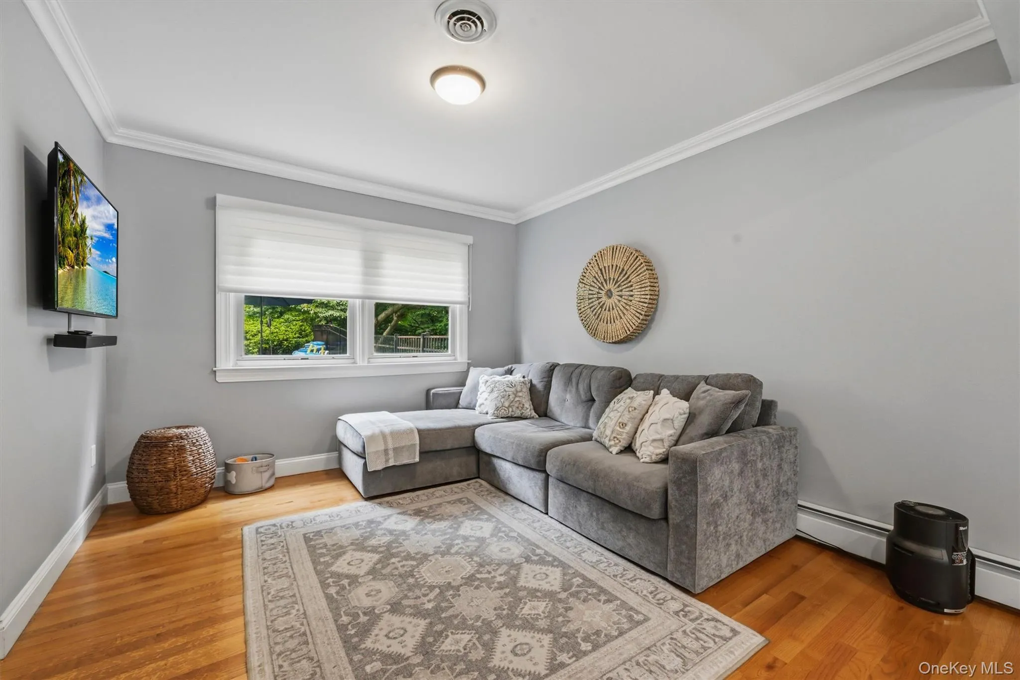 This room over looks the pool/patio and is a cozy spot to relaz This room over looks the pool/patio and is a cozy spot to relaz
