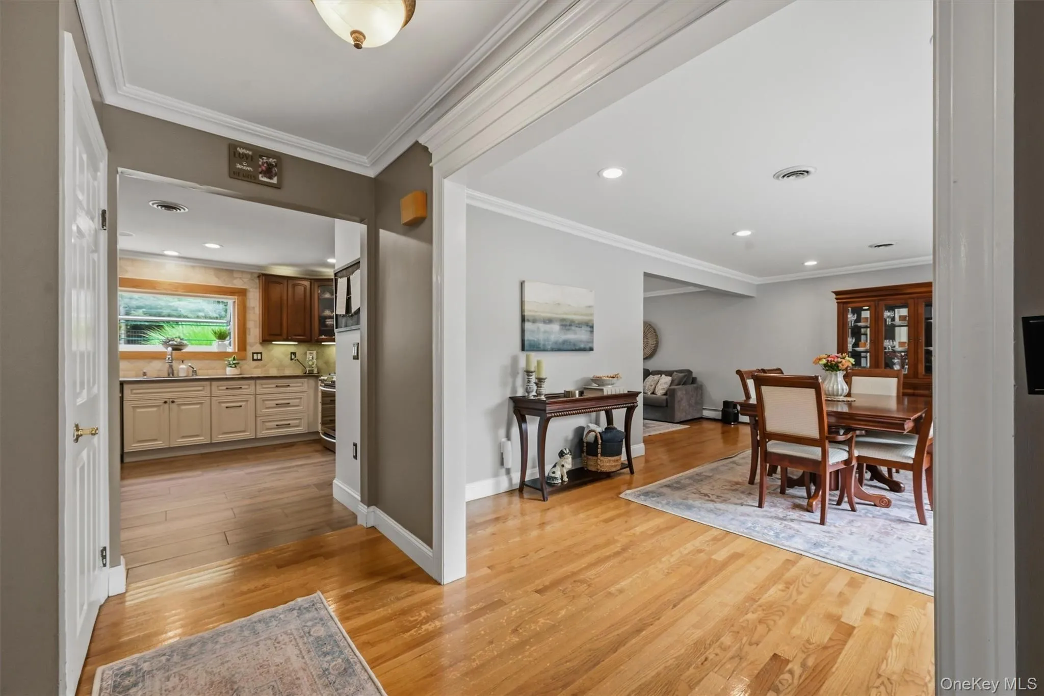 This is the gateway to the house. Left are the stairs, straight is the kitchen and right is the dining room. This is the gateway to the house. Left are the stairs, straight is the kitchen and right is the dining room.