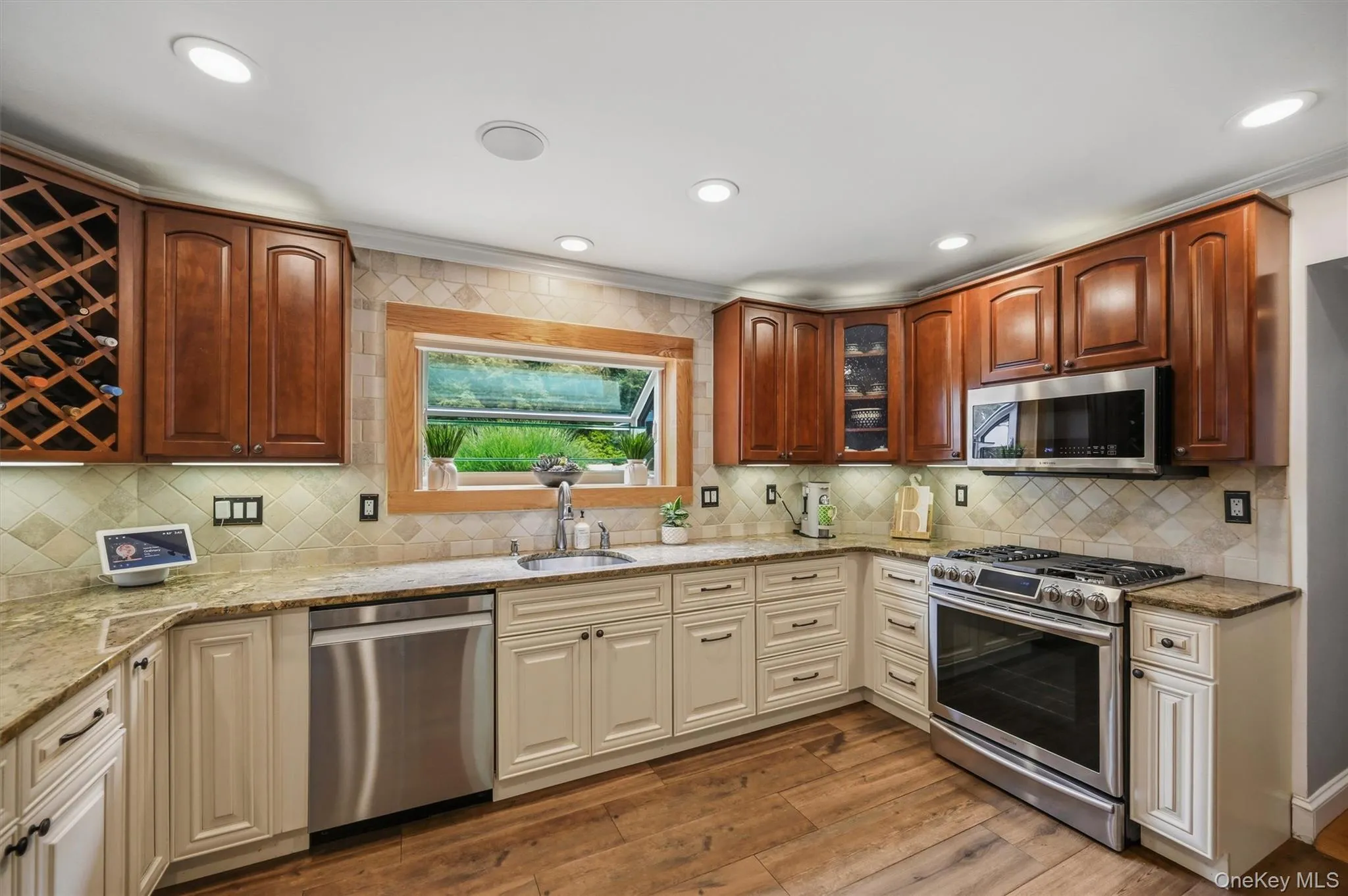 Stainless steel appliances, custom cabinetry and don't overlook the garden window! Stainless steel appliances, custom cabinetry and don't overlook the garden window!
