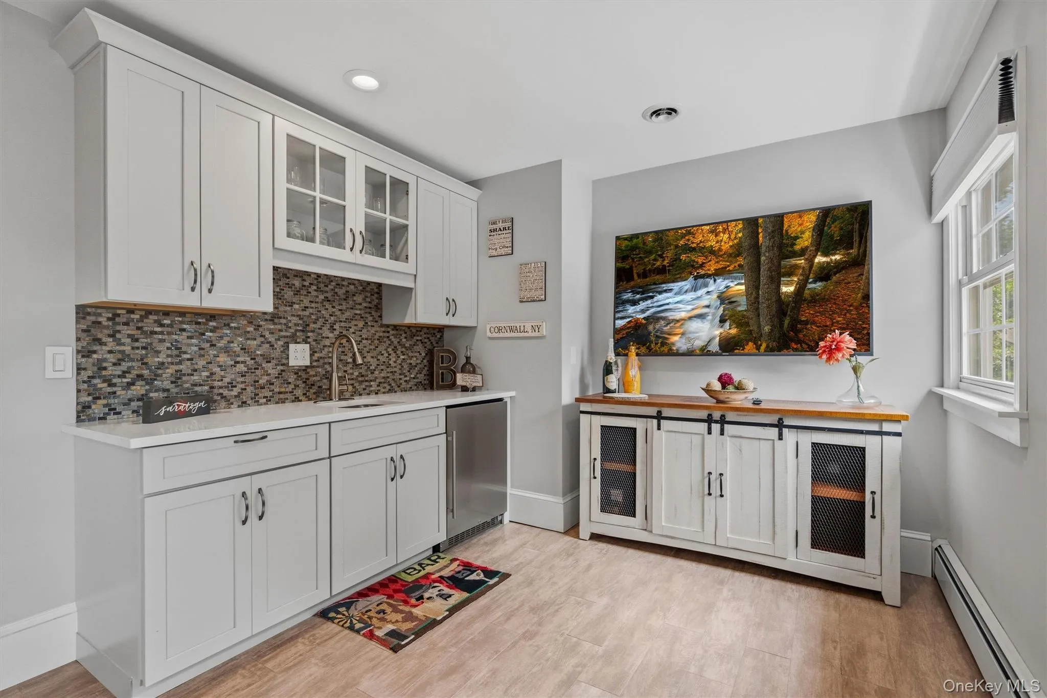 The beverage bar keeps cold drinks on hand and wet bar area makes clean up easy. The beverage bar keeps cold drinks on hand and wet bar area makes clean up easy.