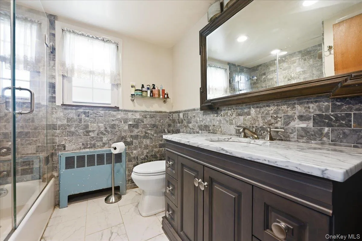 Top level- Full Bathroom Top level- Full Bathroom