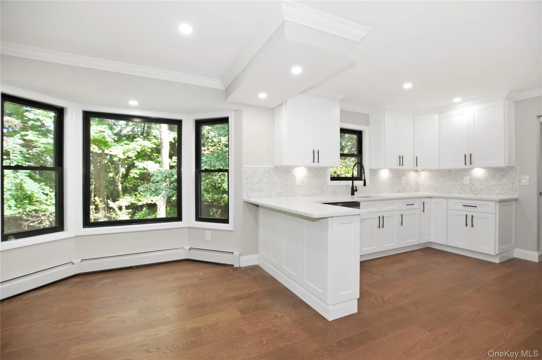 Dining Area w/ Bay Window & Peninsula Dining Area w/ Bay Window & Peninsula