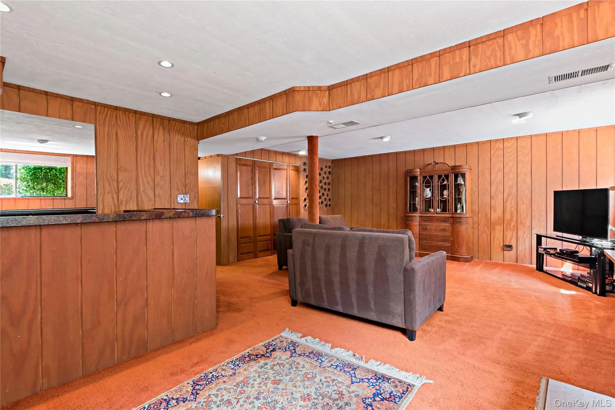 Spacious Family Room with Wet Bar and wine cellar. Spacious Family Room with Wet Bar and wine cellar.