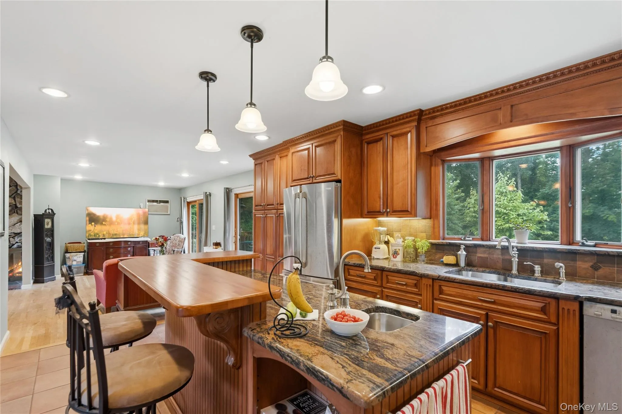 Kitchen with Breakfast Bar and 2nd Sink Kitchen with Breakfast Bar and 2nd Sink