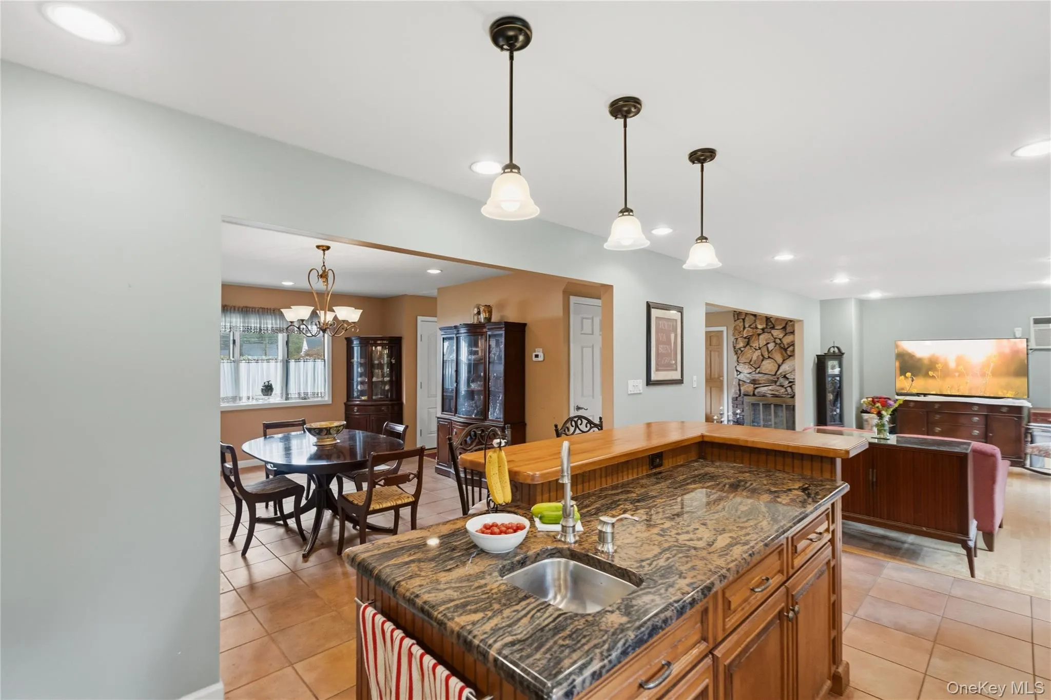 Kitchen with Breakfast Bar Kitchen with Breakfast Bar