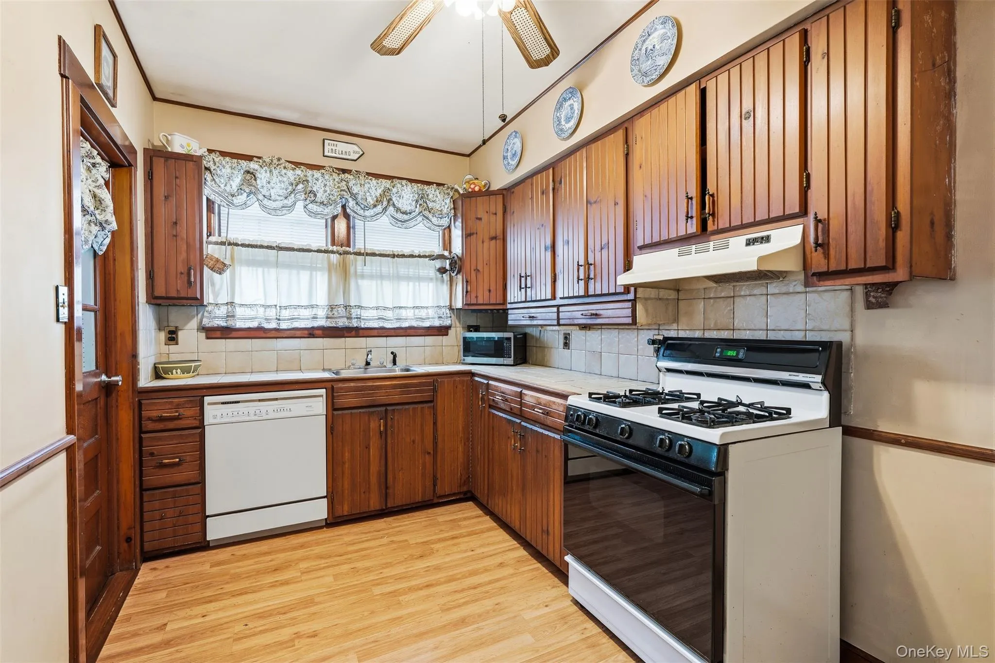 215 Demorest Avenue, New York, NY, 4 Bedrooms Bedrooms, 9 Rooms Rooms,2 BathroomsBathrooms,Residential,For Rent,Demorest,0,1034610 215 Demorest Avenue, New York, NY, 4 Bedrooms Bedrooms, 9 Rooms Rooms,2 BathroomsBathrooms,Residential,For Rent,Demorest,0,1034610