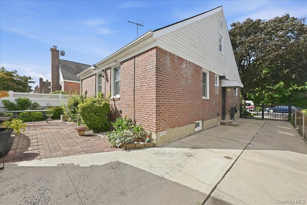 115-09 Parkway Drive, Hempstead, NY, 3 Bedrooms Bedrooms, 7 Rooms Rooms,2 BathroomsBathrooms,Residential,For Rent,Parkway,0,1034623 115-09 Parkway Drive, Hempstead, NY, 3 Bedrooms Bedrooms, 7 Rooms Rooms,2 BathroomsBathrooms,Residential,For Rent,Parkway,0,1034623