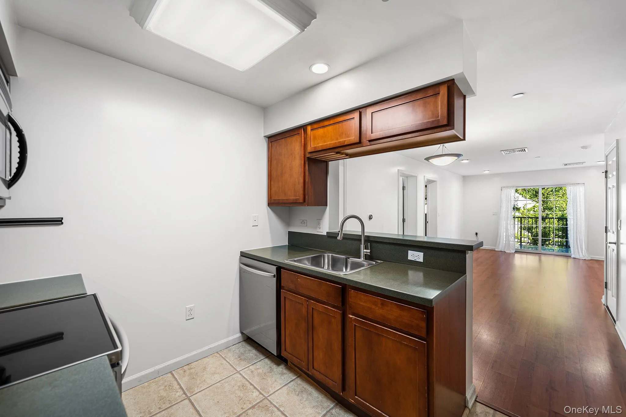 5 Minerva Place, White Plains, NY, 2 Bedrooms Bedrooms, 4 Rooms Rooms,1 BathroomBathrooms,Residential,For Rent,Minerva,0,1034626 5 Minerva Place, White Plains, NY, 2 Bedrooms Bedrooms, 4 Rooms Rooms,1 BathroomBathrooms,Residential,For Rent,Minerva,0,1034626