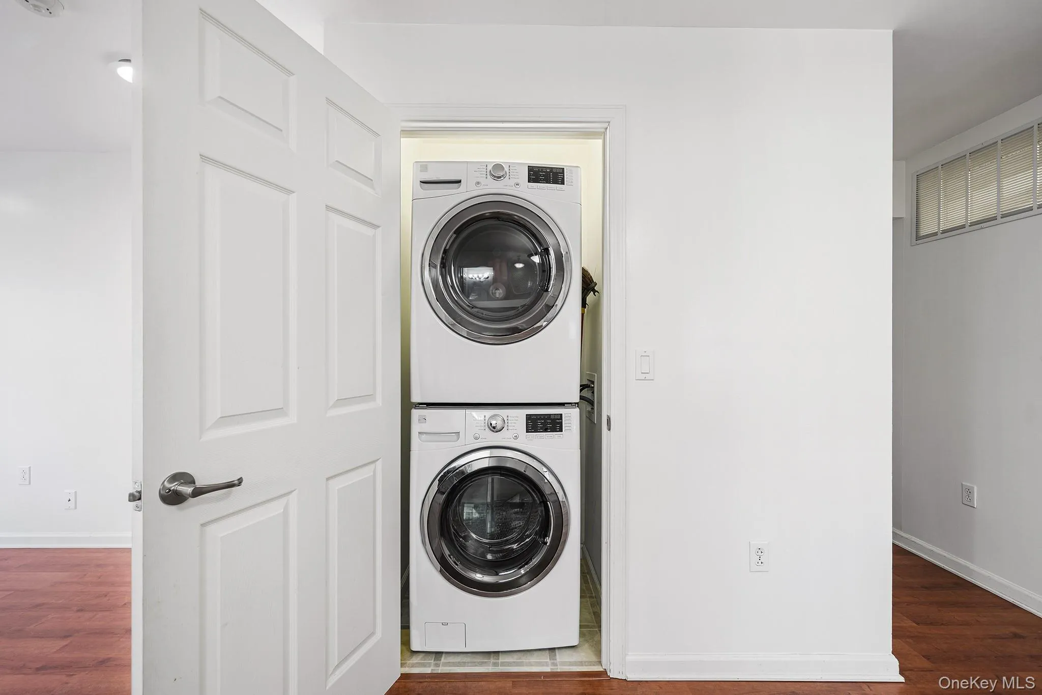5 Minerva Place, White Plains, NY, 2 Bedrooms Bedrooms, 4 Rooms Rooms,1 BathroomBathrooms,Residential,For Rent,Minerva,0,1034626 5 Minerva Place, White Plains, NY, 2 Bedrooms Bedrooms, 4 Rooms Rooms,1 BathroomBathrooms,Residential,For Rent,Minerva,0,1034626