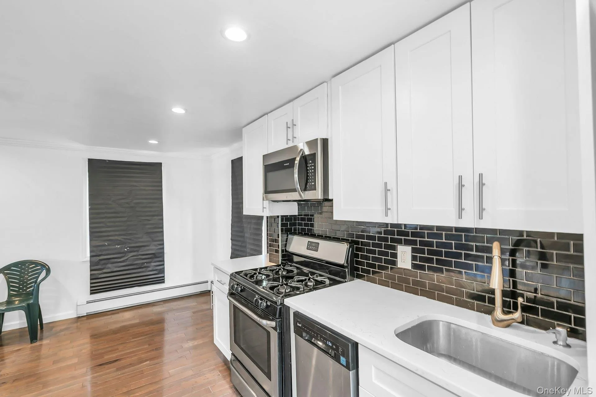 36B Avenue A, North Hempstead, NY, 2 Bedrooms Bedrooms, 5 Rooms Rooms,1 BathroomBathrooms,Residential Lease,For Rent,Avenue A,0,1034644 36B Avenue A, North Hempstead, NY, 2 Bedrooms Bedrooms, 5 Rooms Rooms,1 BathroomBathrooms,Residential Lease,For Rent,Avenue A,0,1034644