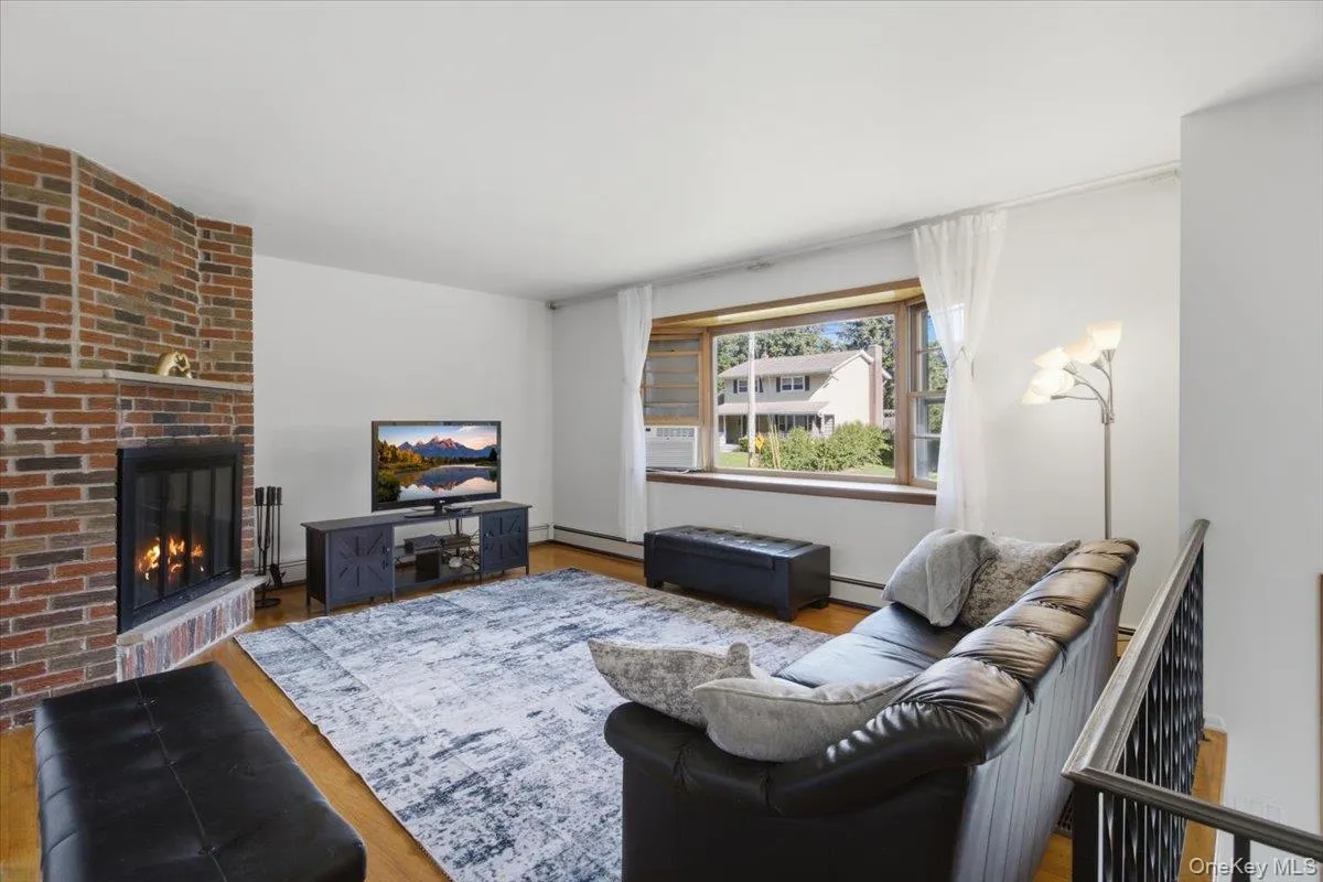 Liviing Room with hardwood floor and fireplace. Liviing Room with hardwood floor and fireplace.