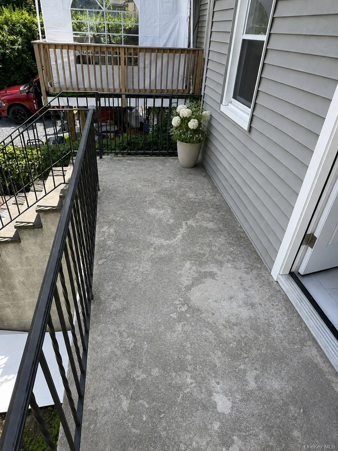 Enclosed Deck leading to the backyard Enclosed Deck leading to the backyard