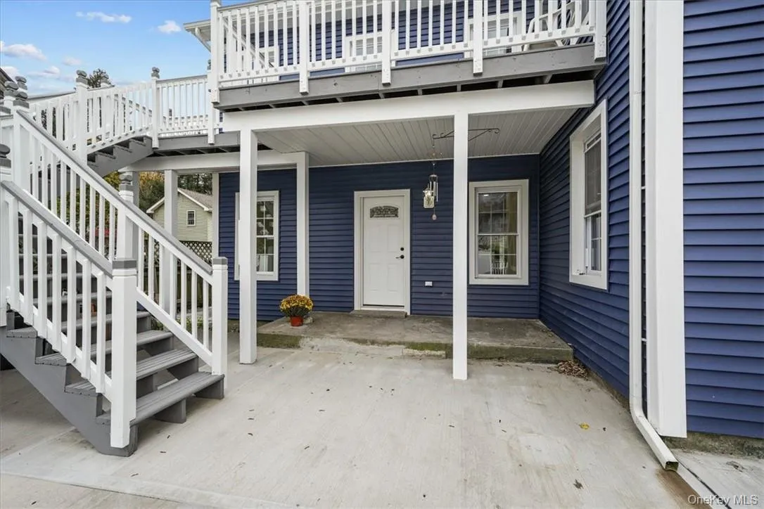 Outdoor patio / Side Door Outdoor patio / Side Door