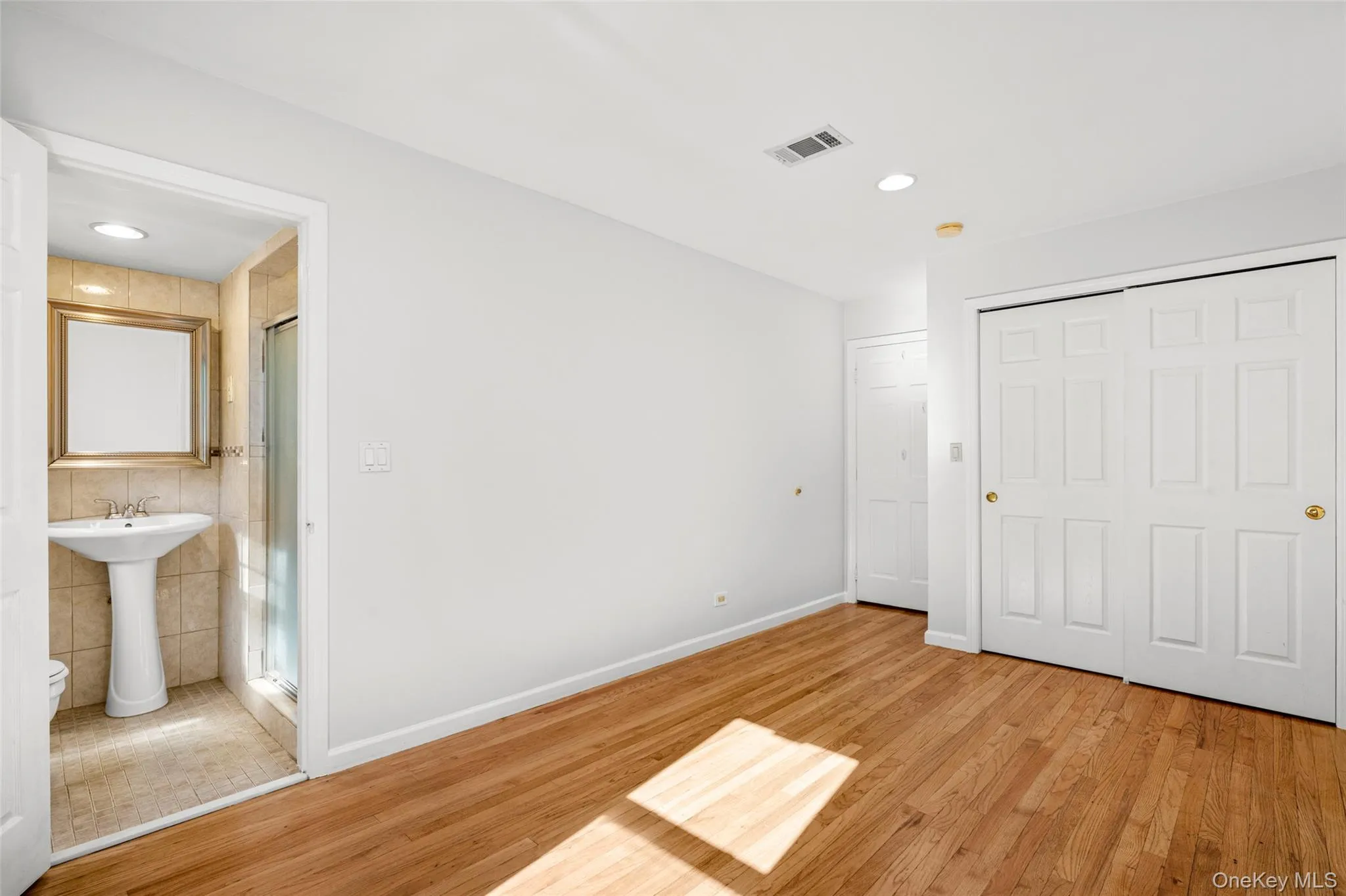 Primary bedroom with ensuite bathroom. Primary bedroom with ensuite bathroom.