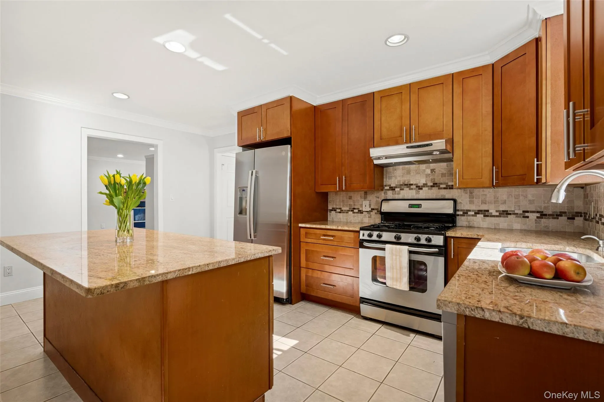 Spacious kitchen island. Spacious kitchen island.