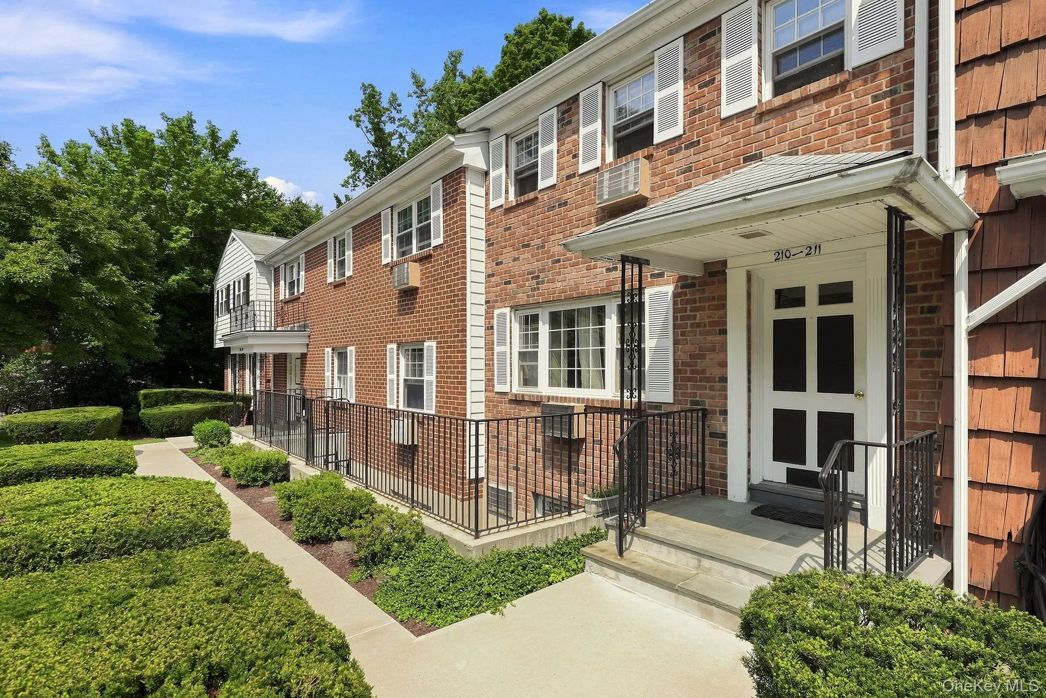 Woodland Hill, a pretty tree lined complex. Woodland Hill, a pretty tree lined complex.