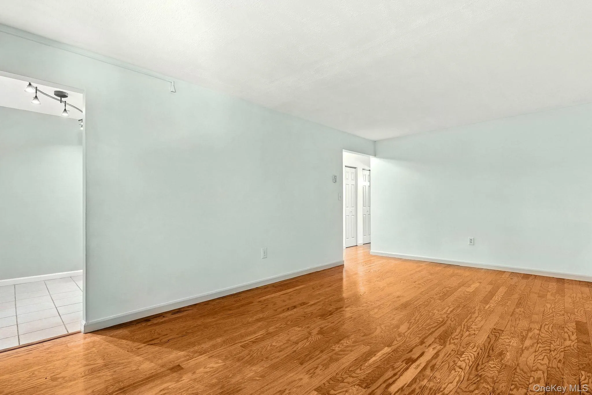 Harwood floors through out! Harwood floors through out!