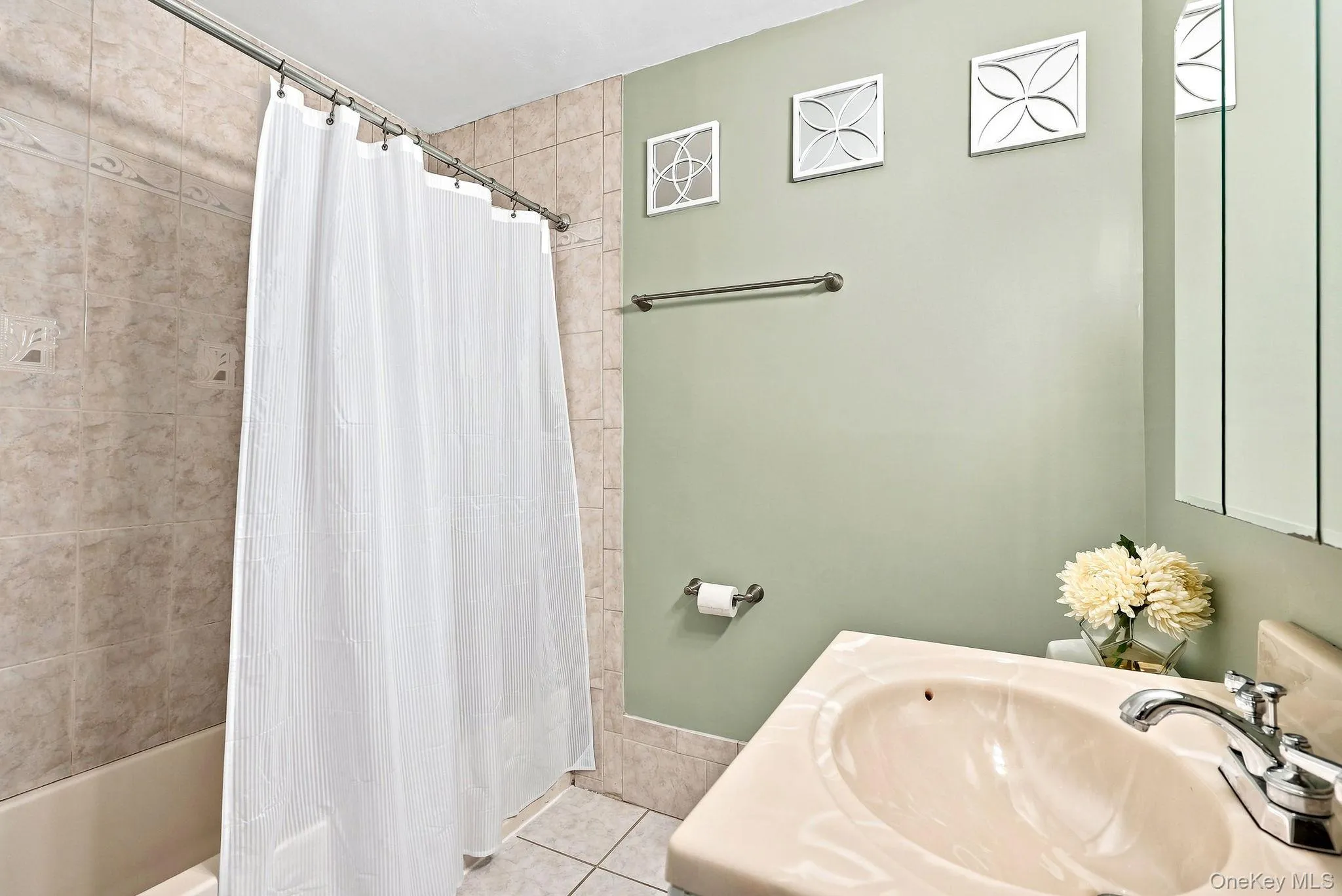 Full bath, frechly painted, has exhaust fan, Full bath, frechly painted, has exhaust fan,