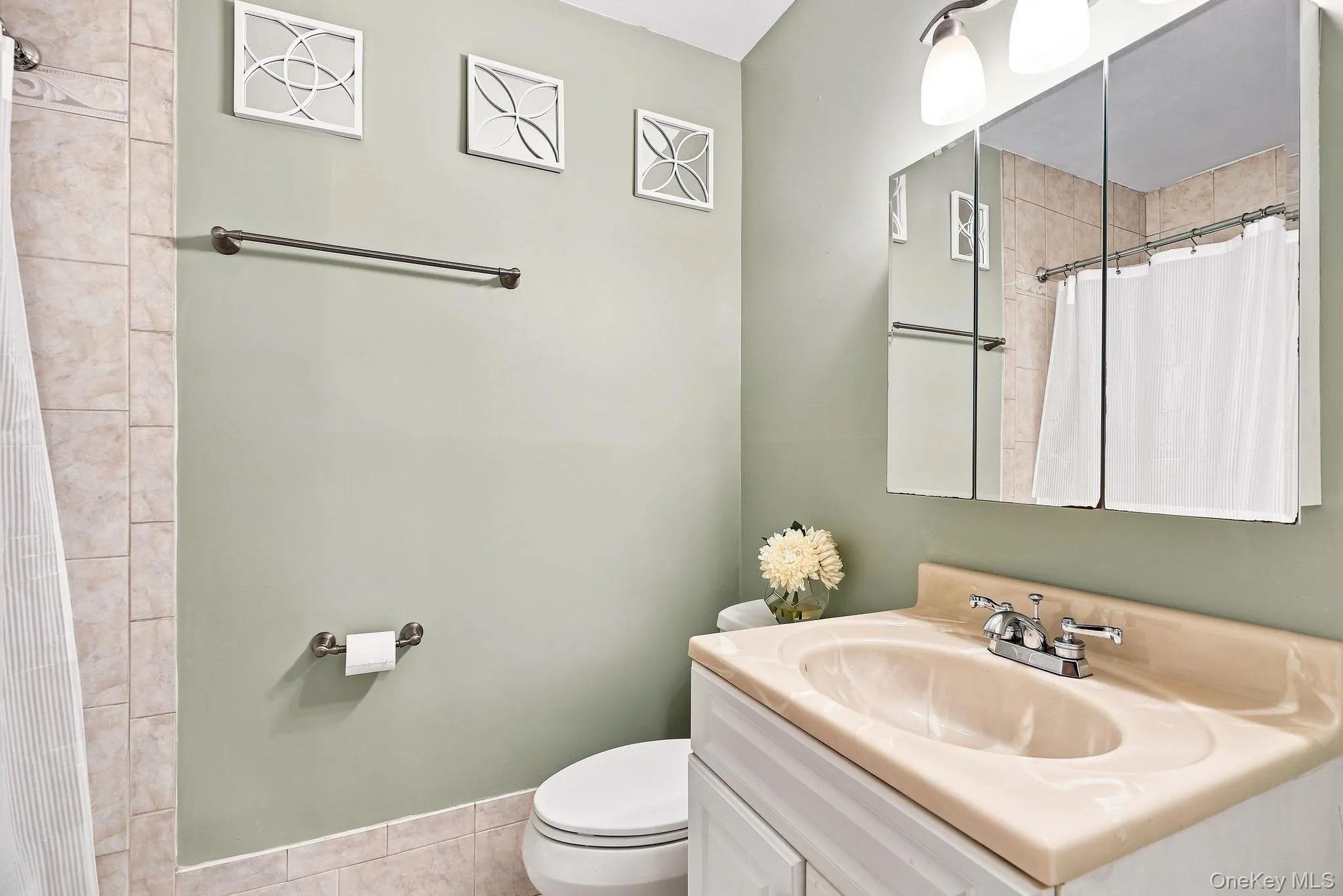 This batrroom has a full bath with shower. This batrroom has a full bath with shower.