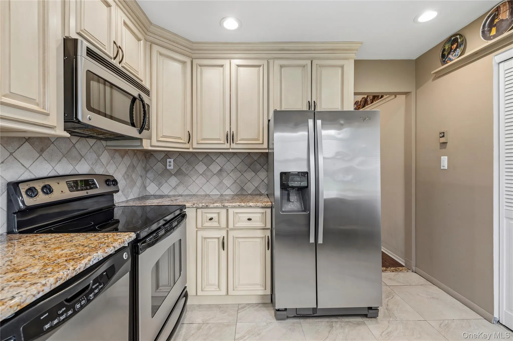7 Avon Court, Brookhaven, NY, 2 Bedrooms Bedrooms, 6 Rooms Rooms,2 BathroomsBathrooms,Residential,For Rent,Avon,0,1034719 7 Avon Court, Brookhaven, NY, 2 Bedrooms Bedrooms, 6 Rooms Rooms,2 BathroomsBathrooms,Residential,For Rent,Avon,0,1034719