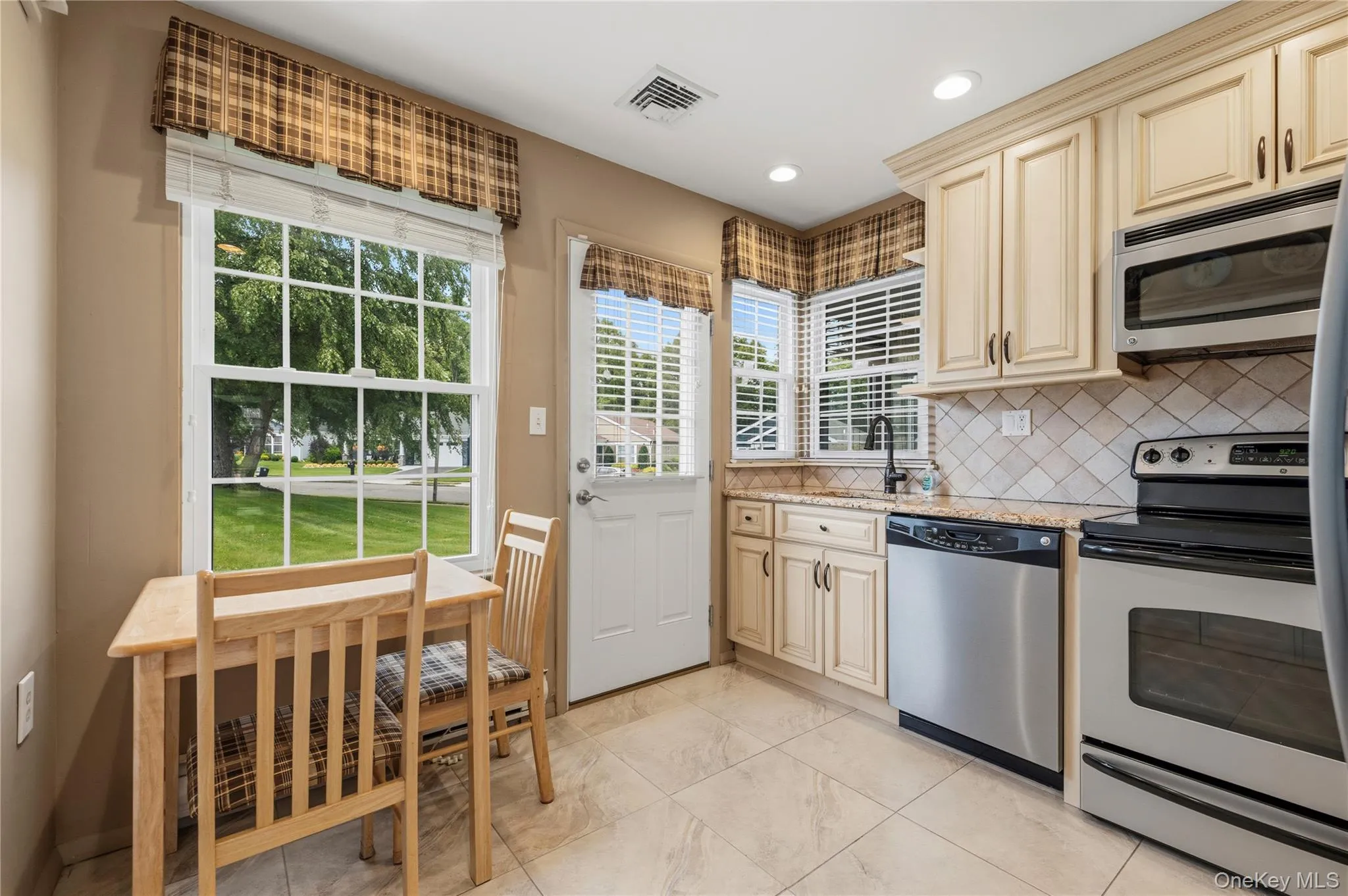 7 Avon Court, Brookhaven, NY, 2 Bedrooms Bedrooms, 6 Rooms Rooms,2 BathroomsBathrooms,Residential,For Rent,Avon,0,1034719 7 Avon Court, Brookhaven, NY, 2 Bedrooms Bedrooms, 6 Rooms Rooms,2 BathroomsBathrooms,Residential,For Rent,Avon,0,1034719