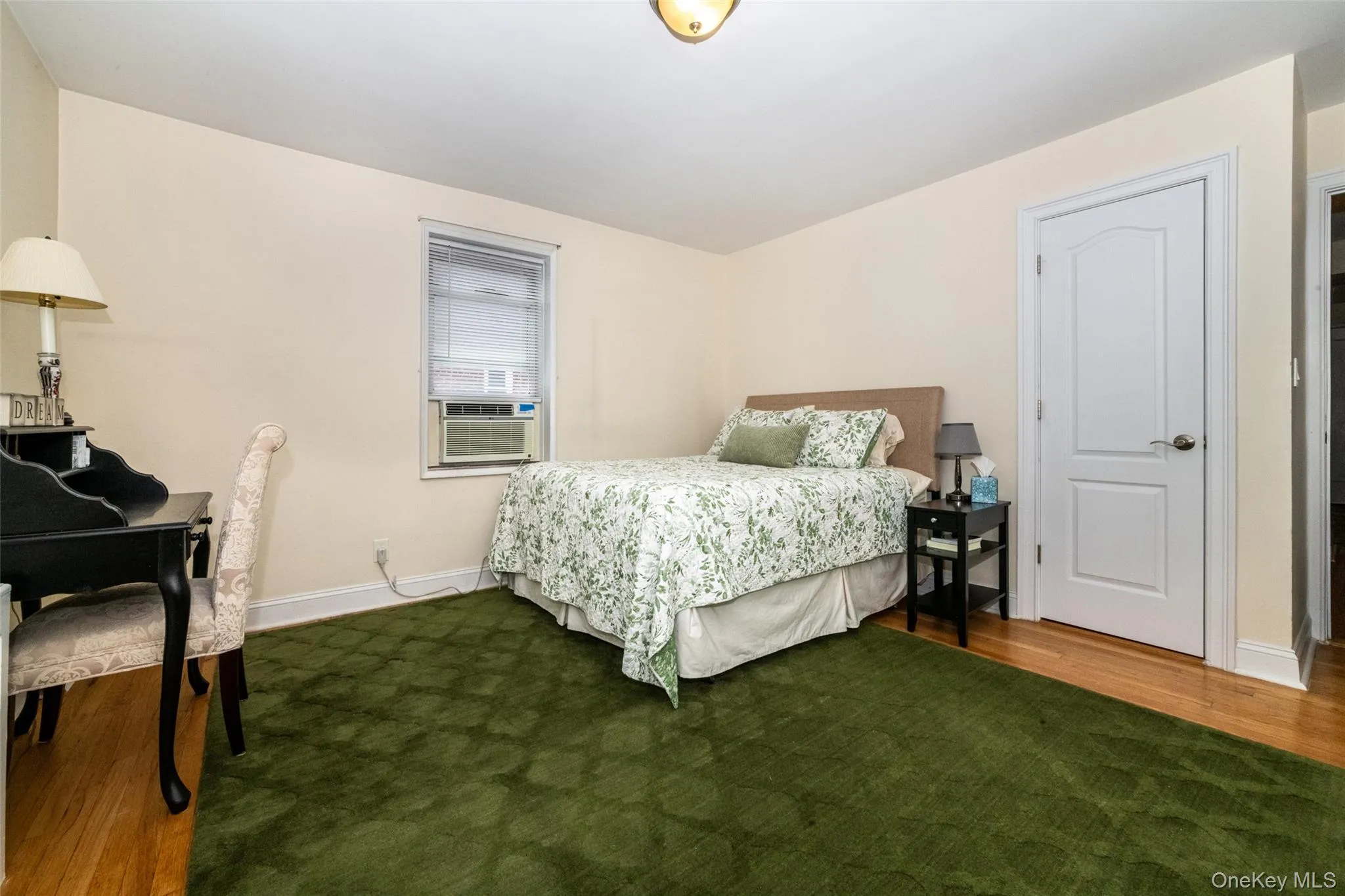 Large bedroom Large bedroom