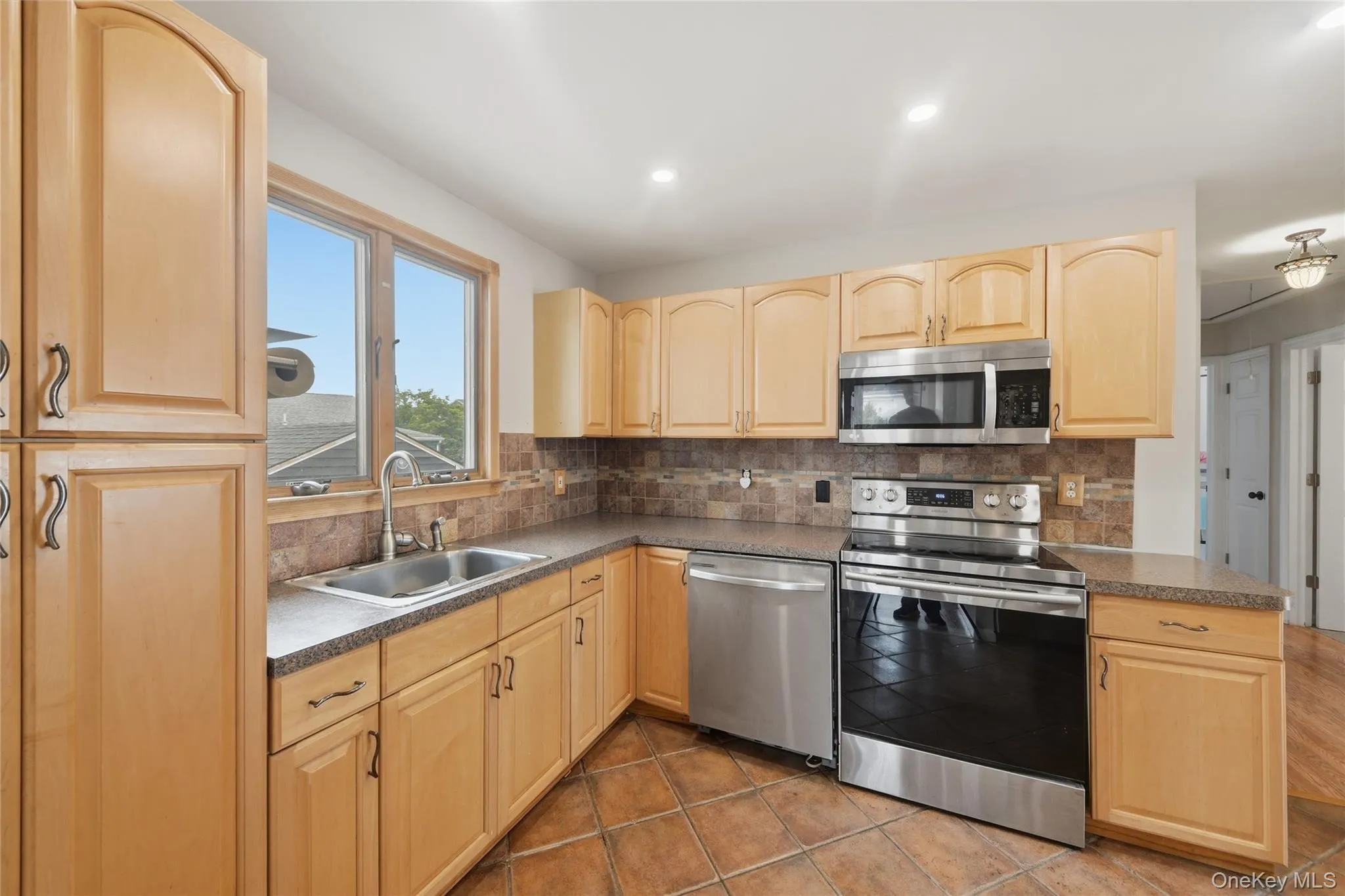 4 Farragut Avenue, Babylon, NY, 3 Bedrooms Bedrooms, 5 Rooms Rooms,2 BathroomsBathrooms,Residential,For Rent,Farragut,0,1034769 4 Farragut Avenue, Babylon, NY, 3 Bedrooms Bedrooms, 5 Rooms Rooms,2 BathroomsBathrooms,Residential,For Rent,Farragut,0,1034769