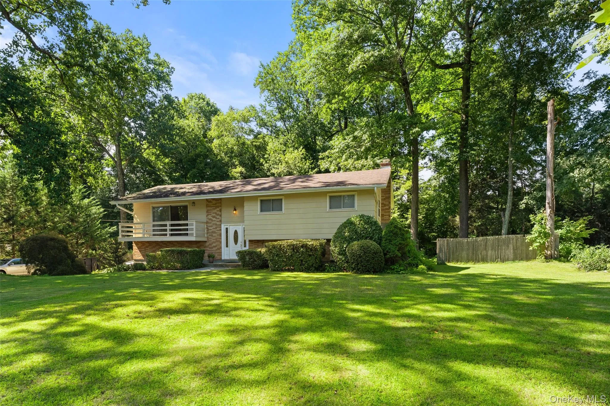 Large spacious front yard, with fully fenced in access to backyard on both sides of home Large spacious front yard, with fully fenced in access to backyard on both sides of home