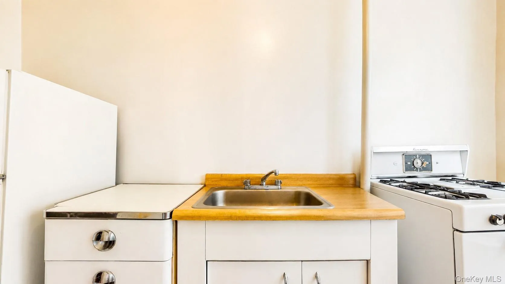 37-22 85th Street, New York, NY, 2 Bedrooms Bedrooms, 6 Rooms Rooms,1 BathroomBathrooms,Residential,For Rent,85th,0,1034778 37-22 85th Street, New York, NY, 2 Bedrooms Bedrooms, 6 Rooms Rooms,1 BathroomBathrooms,Residential,For Rent,85th,0,1034778