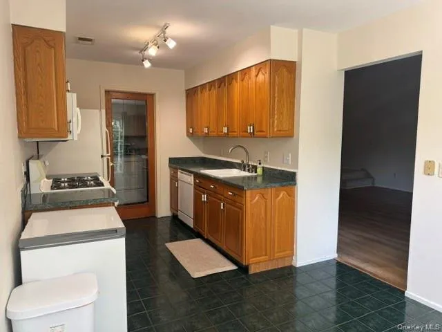34 Candlestick Court, Warwick (town), NY, 3 Bedrooms Bedrooms, 6 Rooms Rooms,2 BathroomsBathrooms,Residential Lease,For Rent,Candlestick,0,1034780 34 Candlestick Court, Warwick (town), NY, 3 Bedrooms Bedrooms, 6 Rooms Rooms,2 BathroomsBathrooms,Residential Lease,For Rent,Candlestick,0,1034780