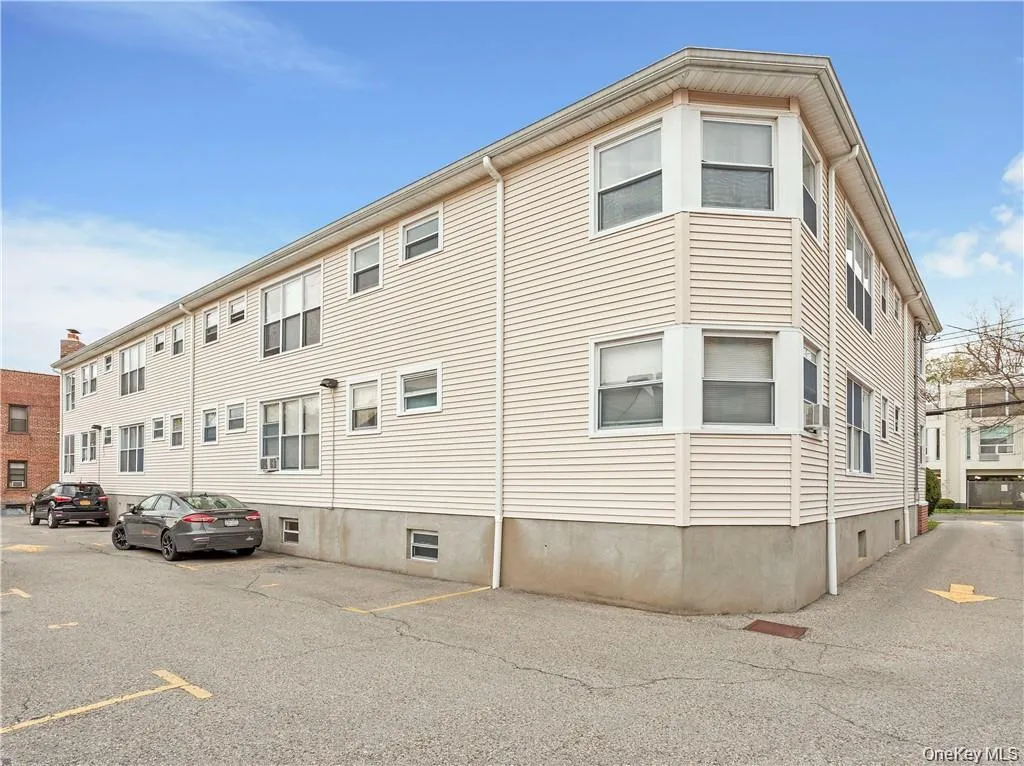 15 Quinby Avenue, White Plains, NY, 2 Rooms Rooms,1 BathroomBathrooms,Residential Lease,For Rent,Quinby,0,1034870 15 Quinby Avenue, White Plains, NY, 2 Rooms Rooms,1 BathroomBathrooms,Residential Lease,For Rent,Quinby,0,1034870