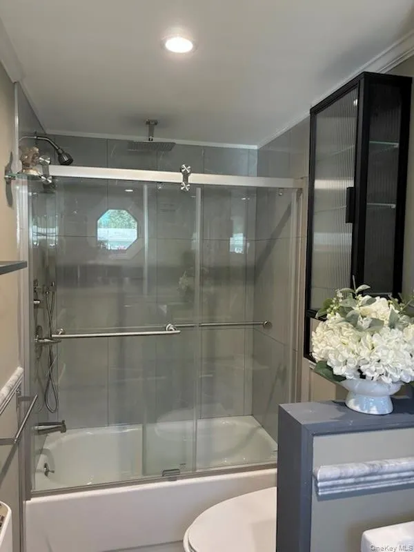 Glass enclosed tub Glass enclosed tub